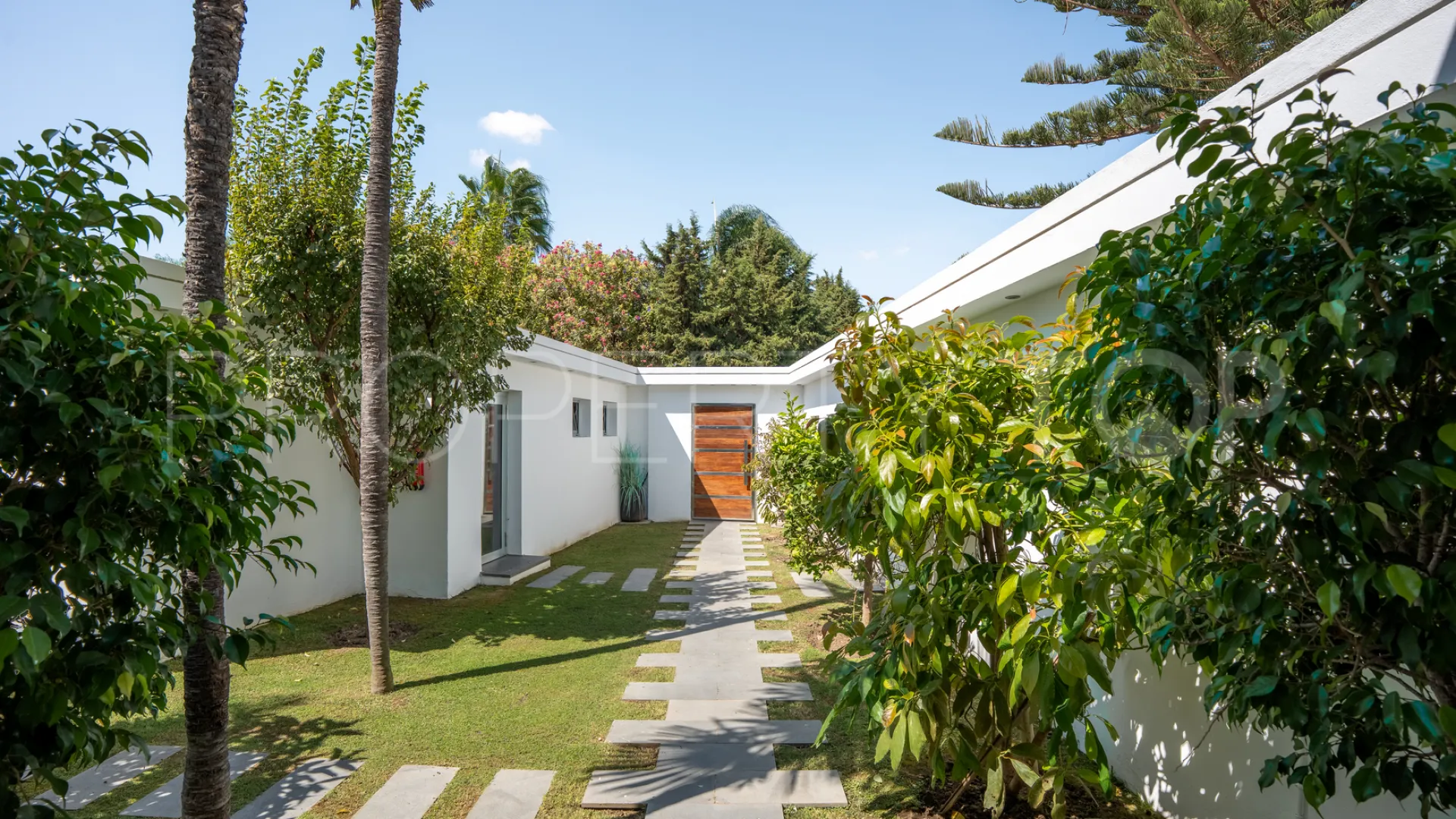 4 bedrooms Nueva Andalucia villa for sale