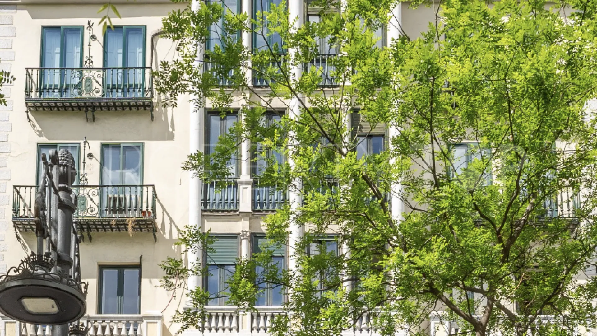 Buy flat in Almagro with 4 bedrooms