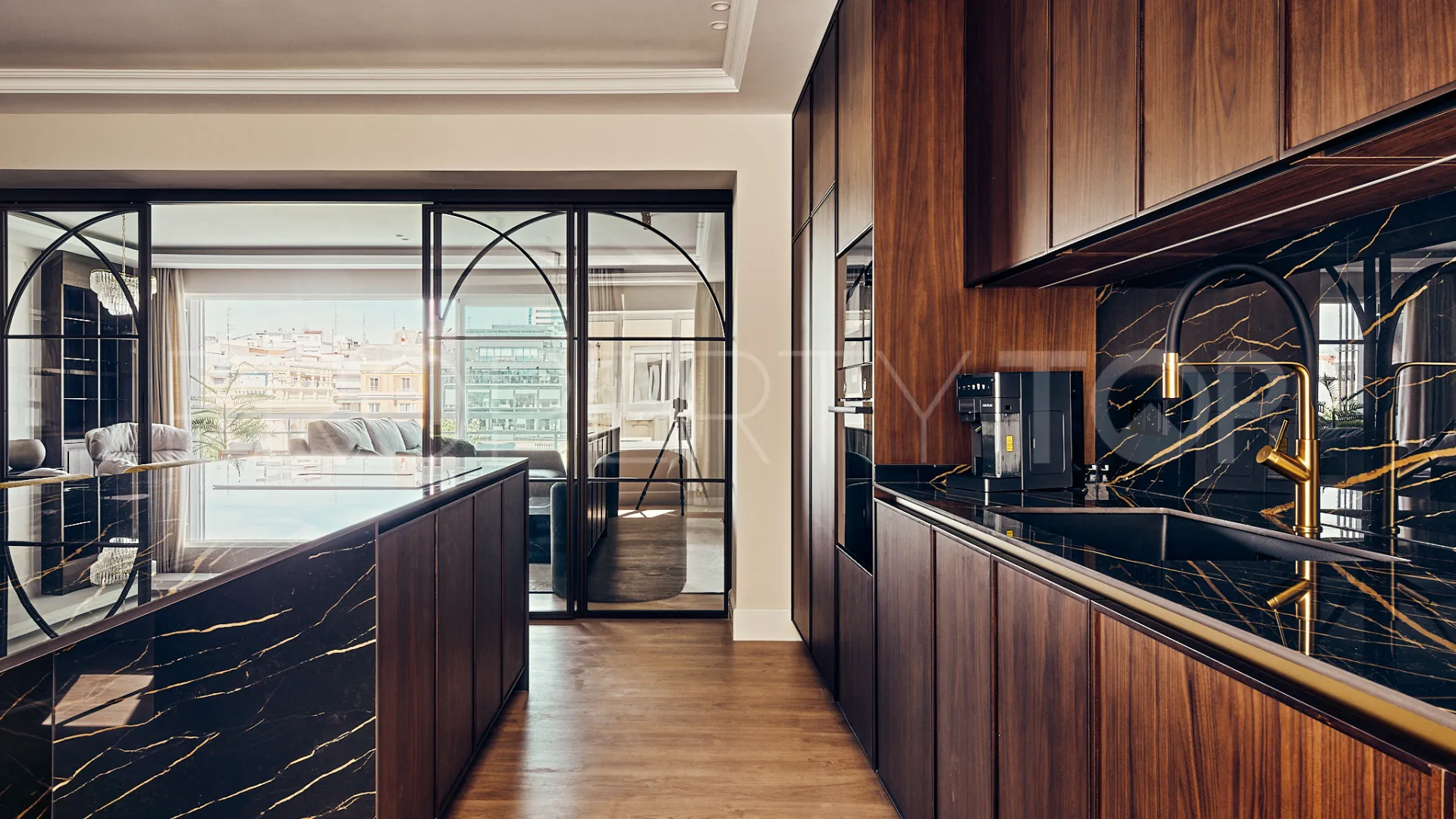 Piso con 4 dormitorios en venta en Castellana