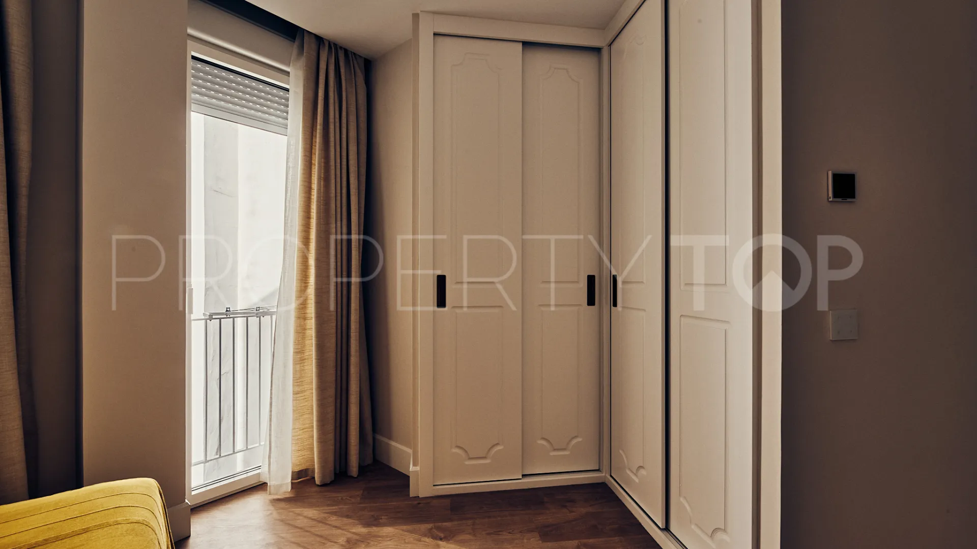 Piso con 4 dormitorios en venta en Castellana