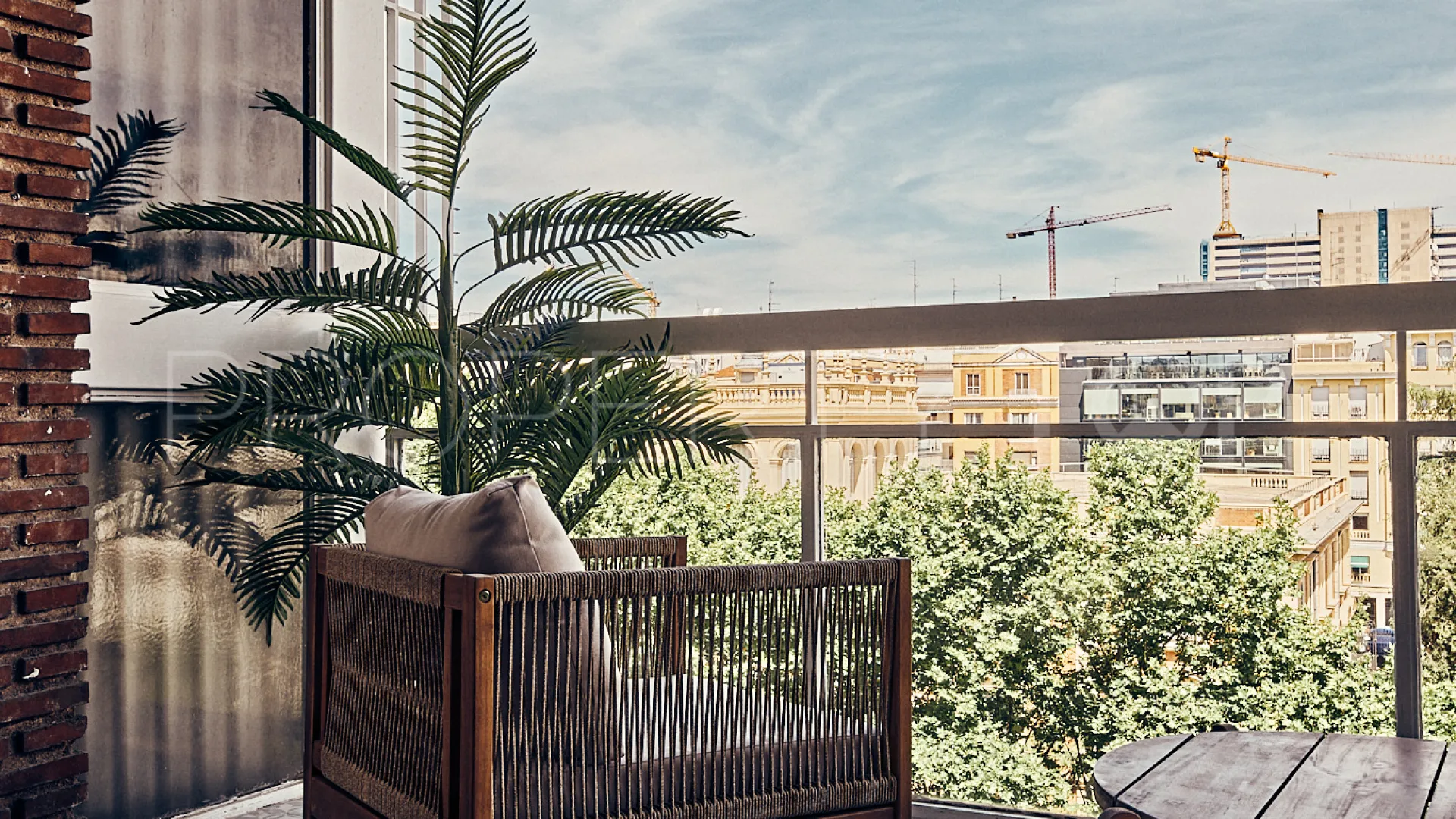 Piso con 4 dormitorios en venta en Castellana