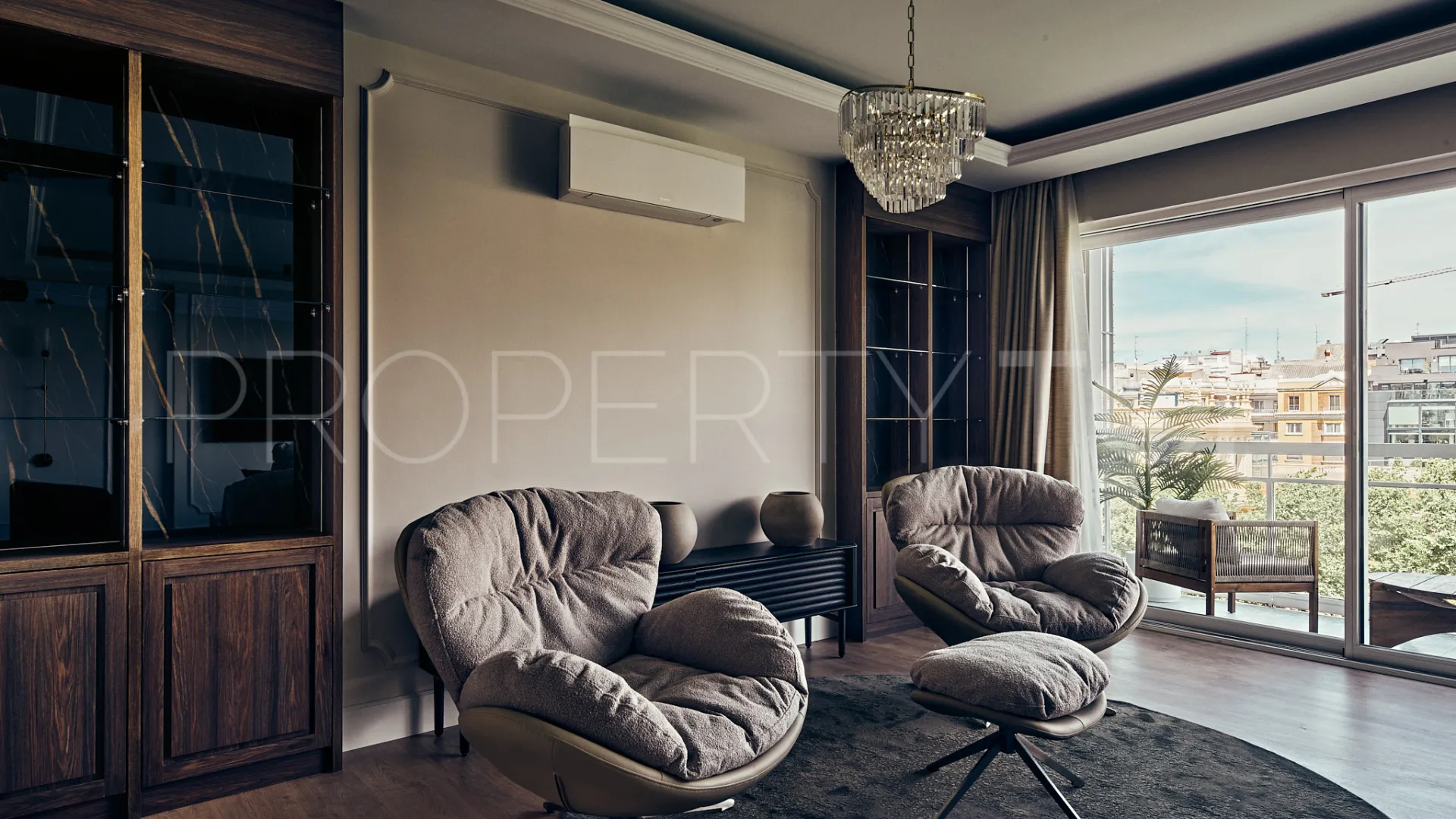Piso con 4 dormitorios en venta en Castellana