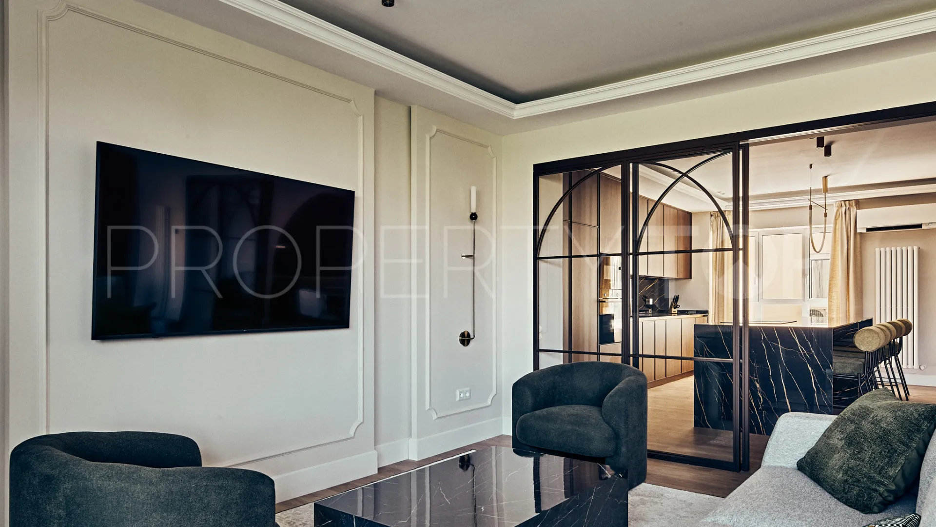 Piso con 4 dormitorios en venta en Castellana