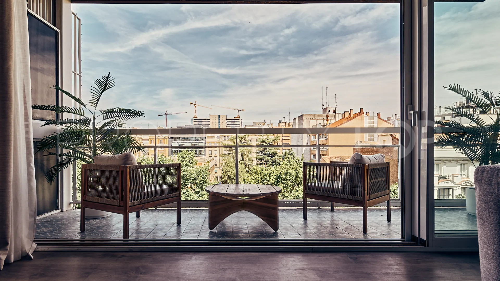 Piso con 4 dormitorios en venta en Castellana