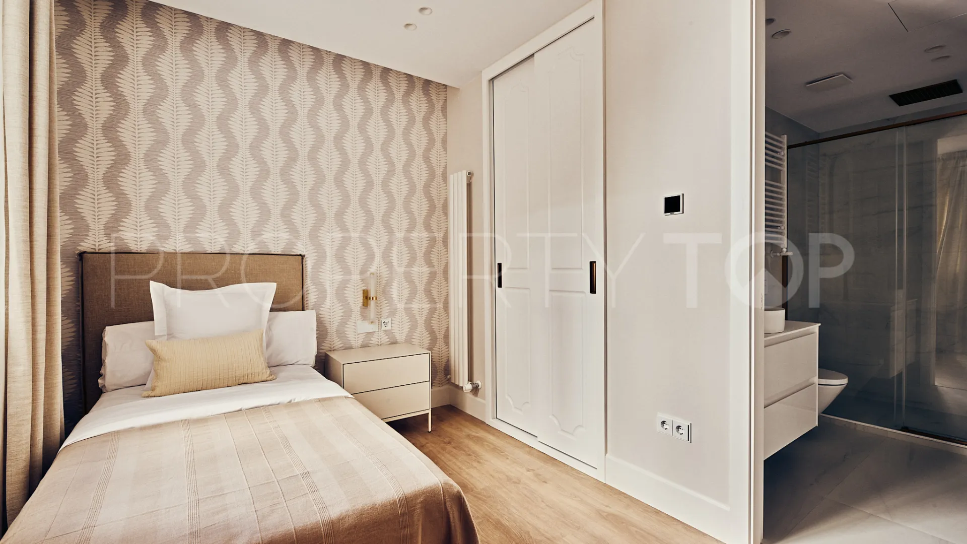 Piso con 4 dormitorios en venta en Castellana