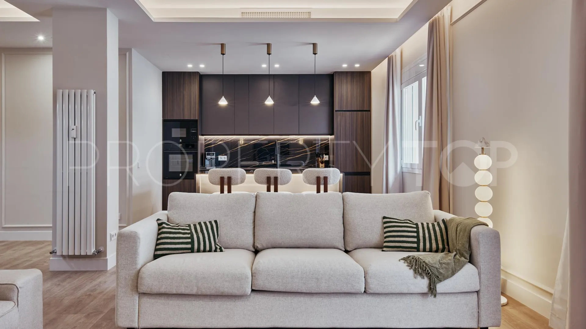 Piso a la venta de 3 dormitorios en Castellana