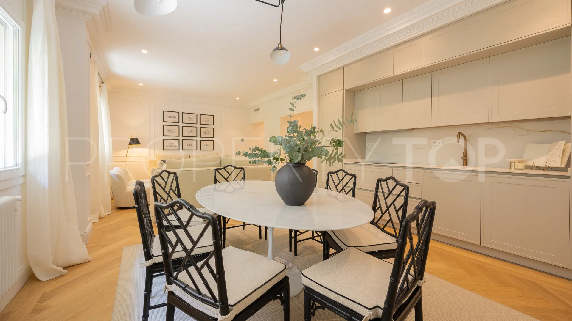 Comprar piso con 3 dormitorios en Castellana