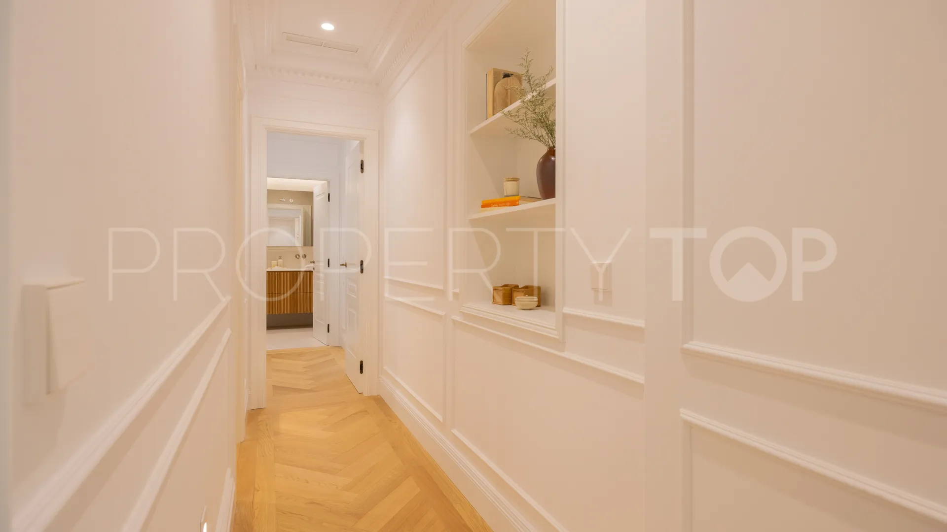 Comprar piso con 3 dormitorios en Castellana