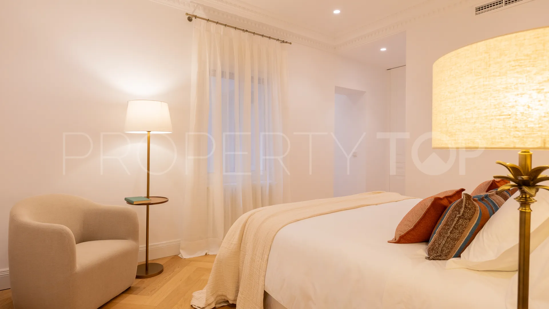 Comprar piso con 3 dormitorios en Castellana
