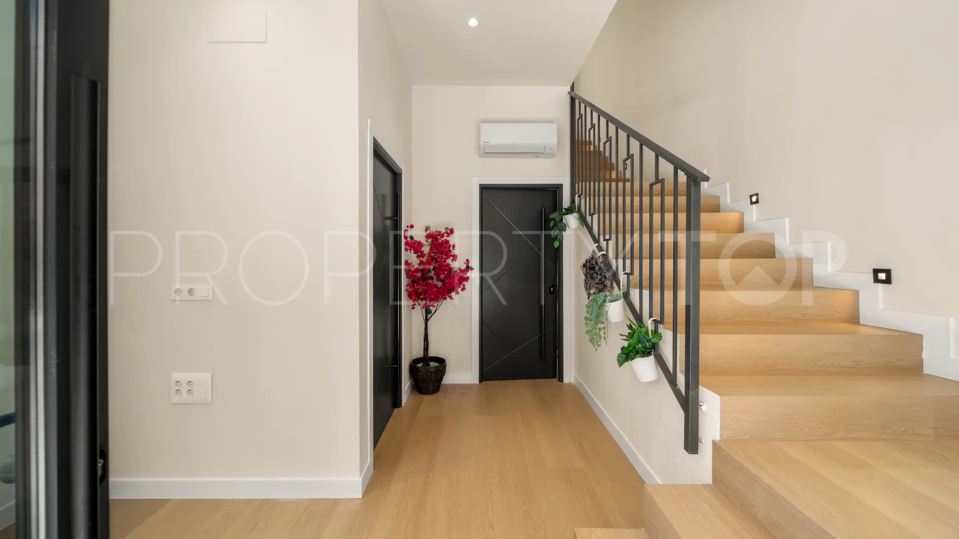 For sale Malaga building with 6 bedrooms