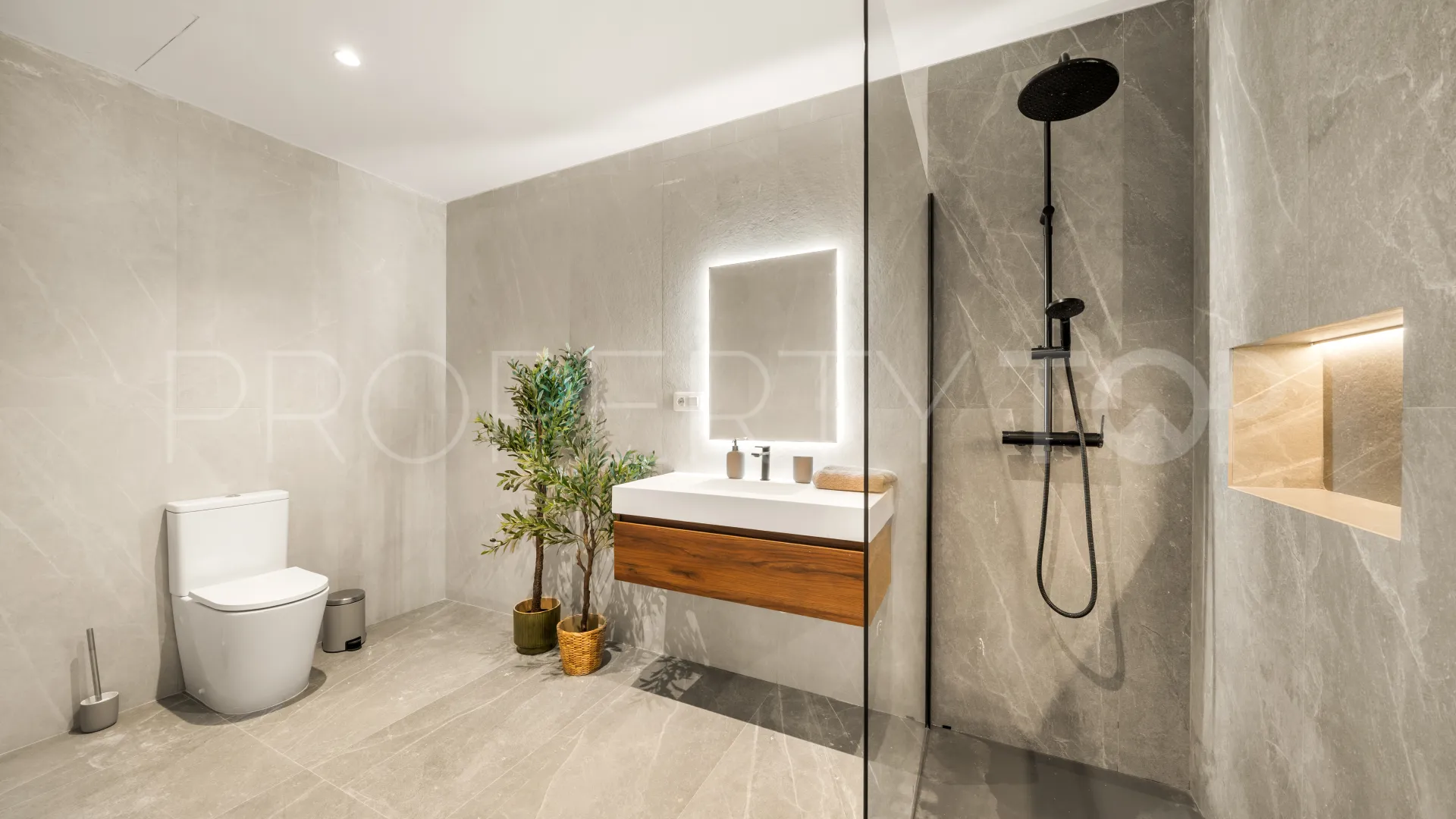 For sale Malaga building with 6 bedrooms