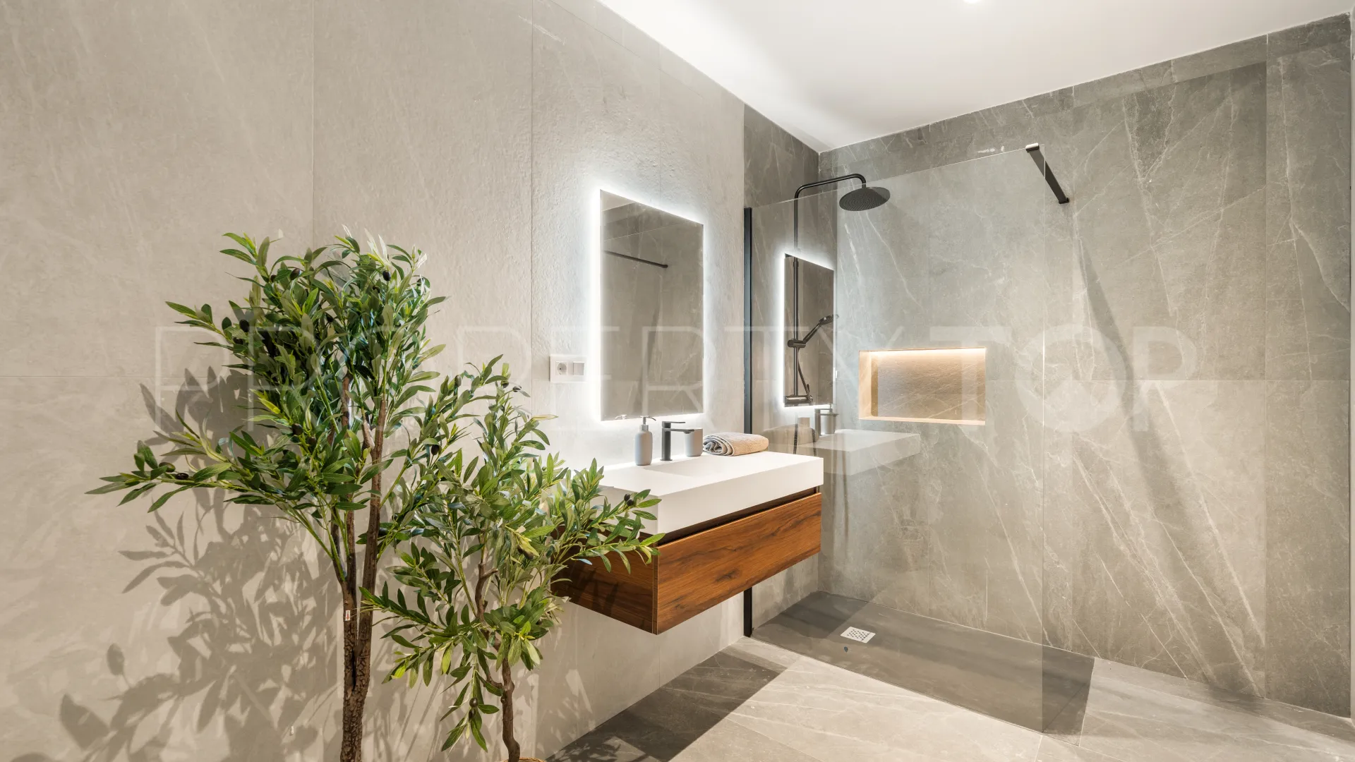 For sale Malaga building with 6 bedrooms