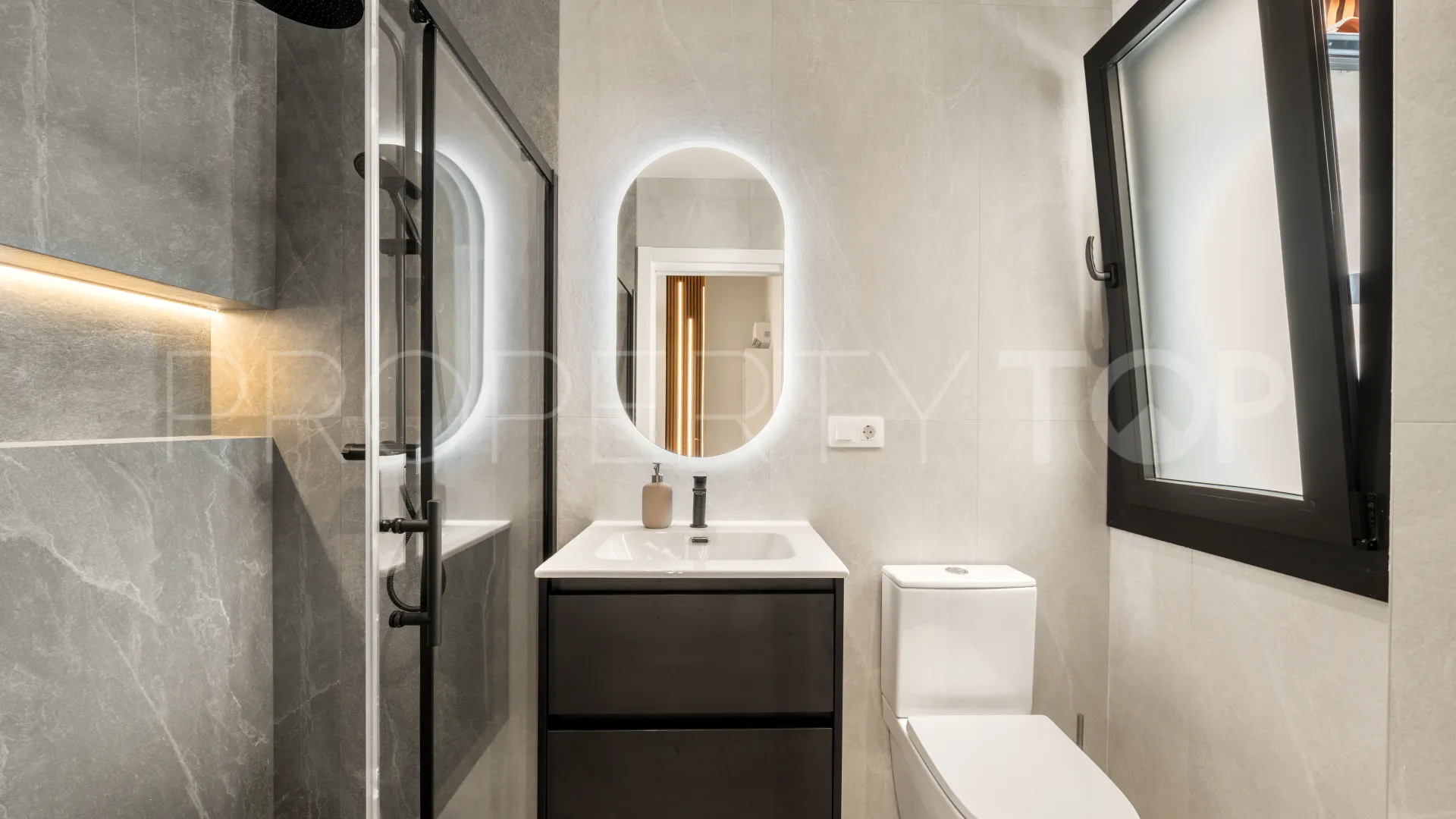 For sale Malaga building with 6 bedrooms