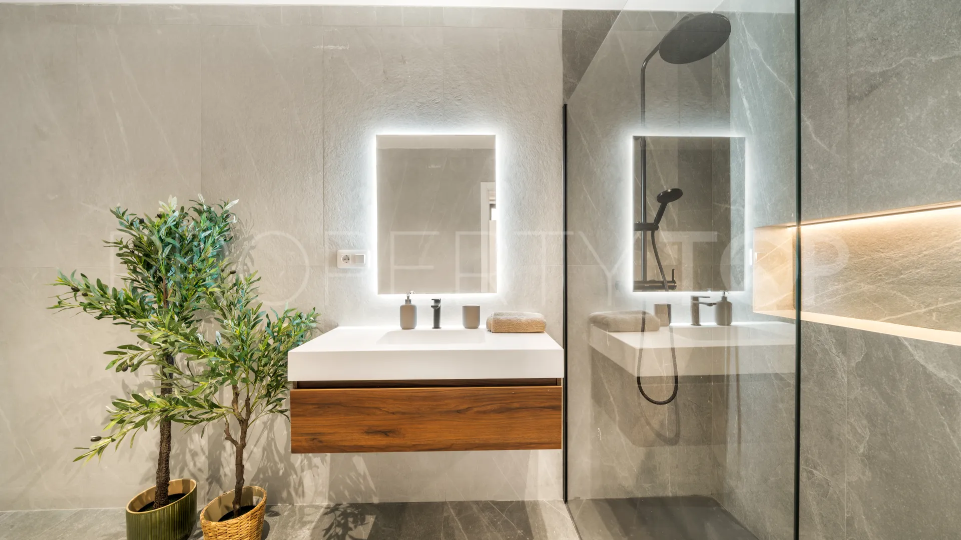 For sale Malaga building with 6 bedrooms