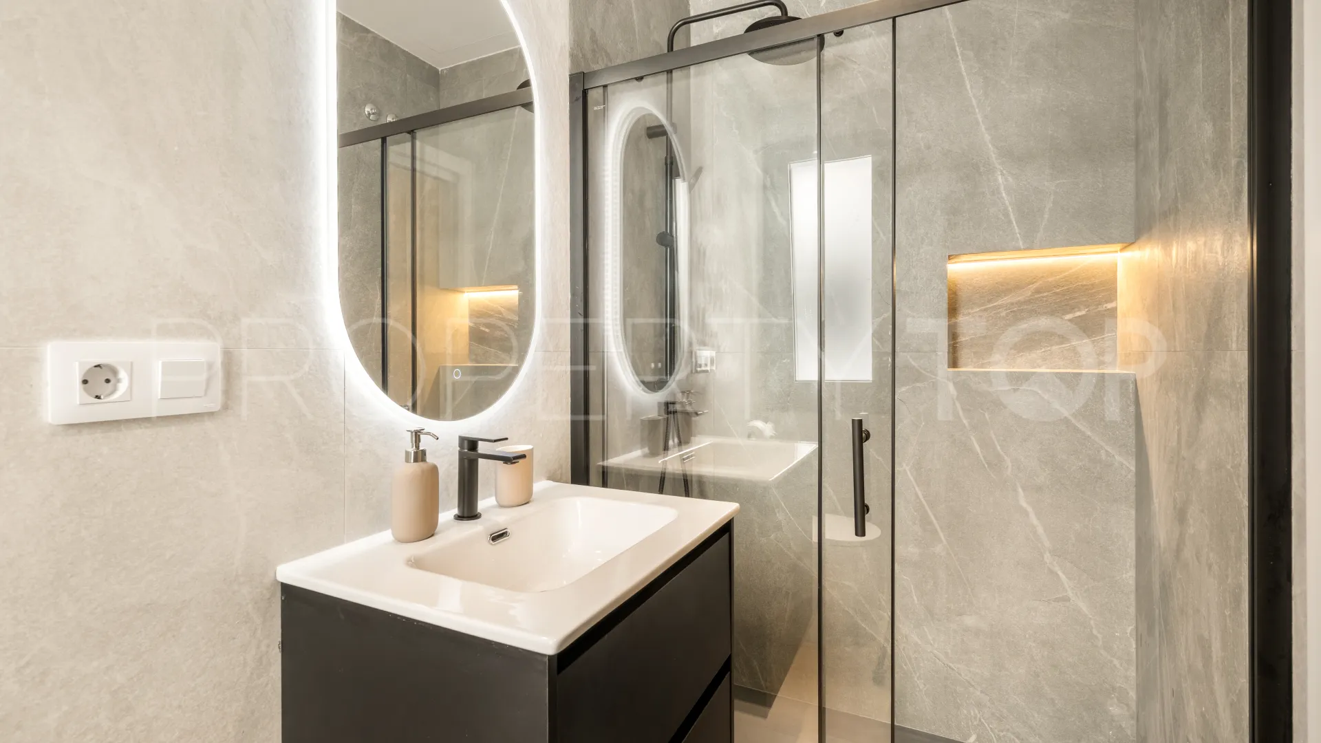 For sale Malaga building with 6 bedrooms