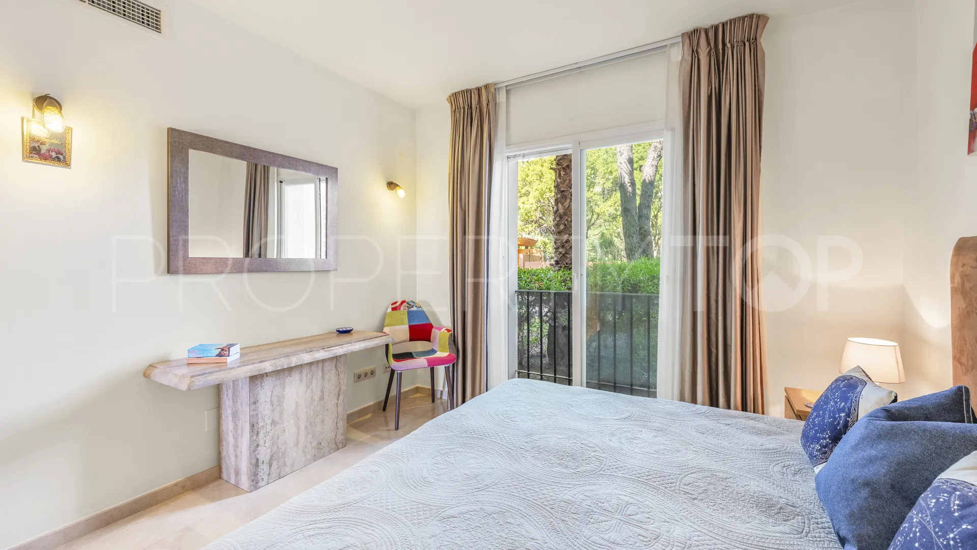 Apartamento planta baja en venta con 3 dormitorios en Altos de La Quinta