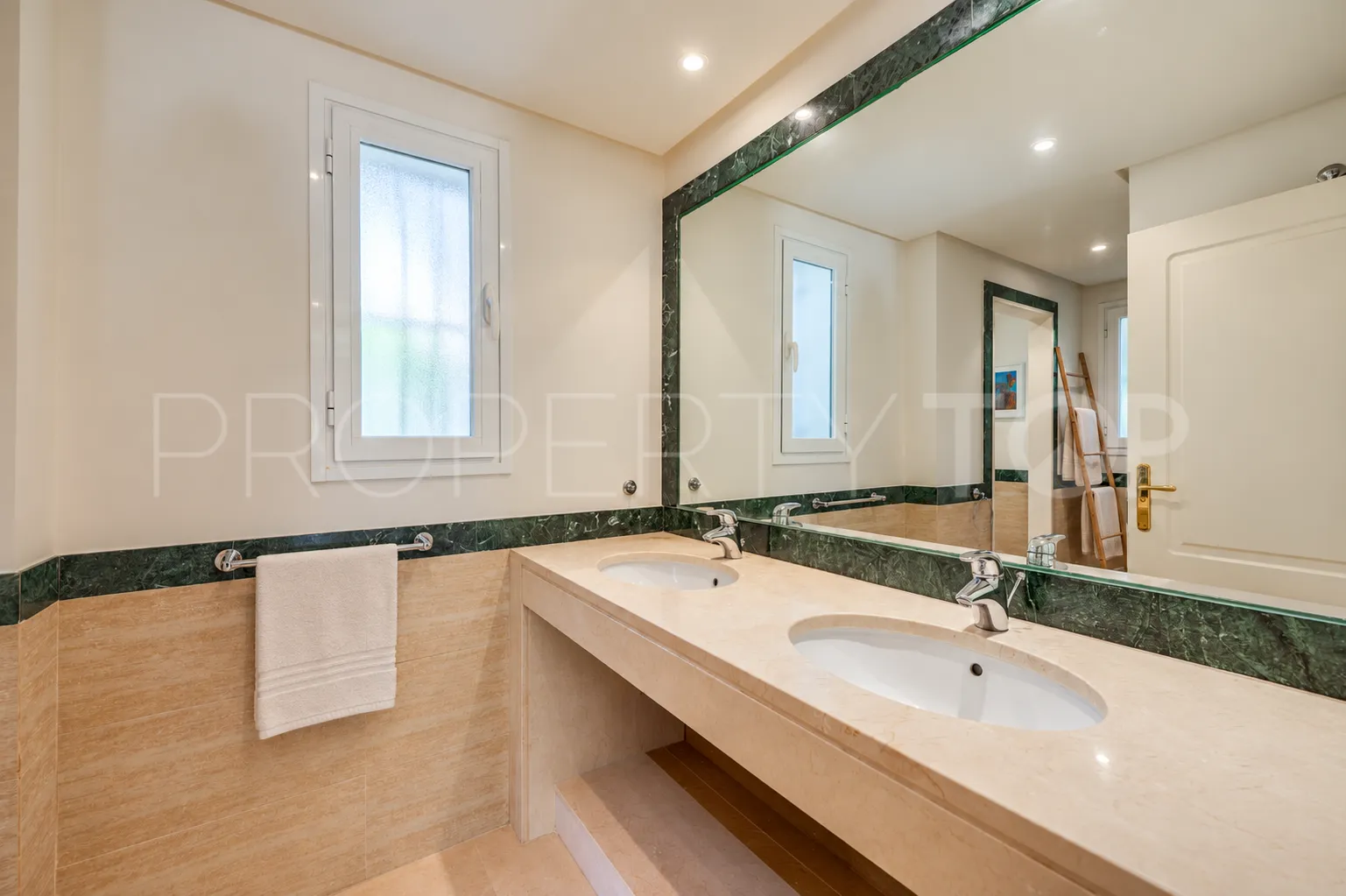 Apartamento planta baja en venta con 3 dormitorios en Altos de La Quinta