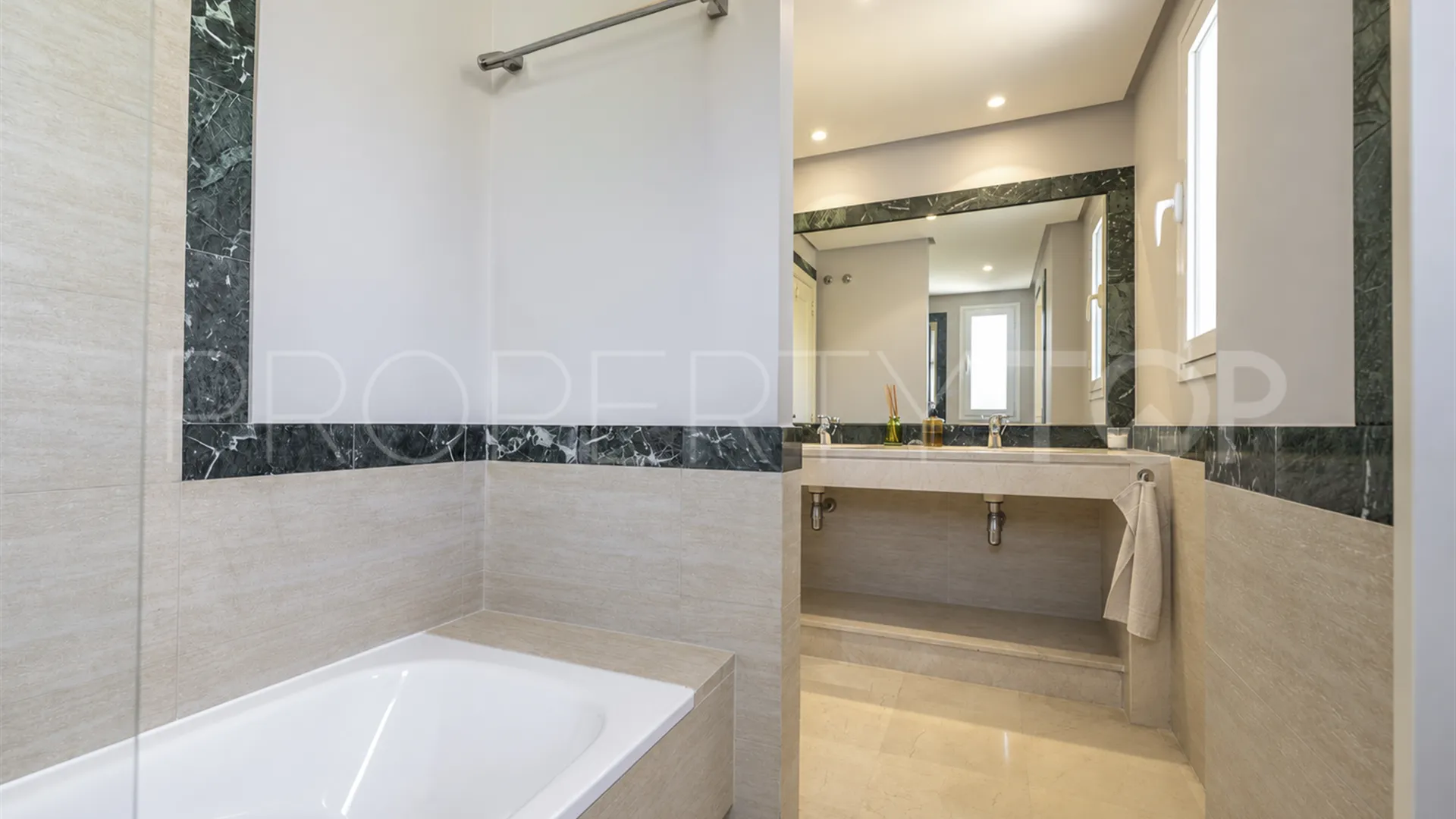 Penthouse for sale in Altos de La Quinta