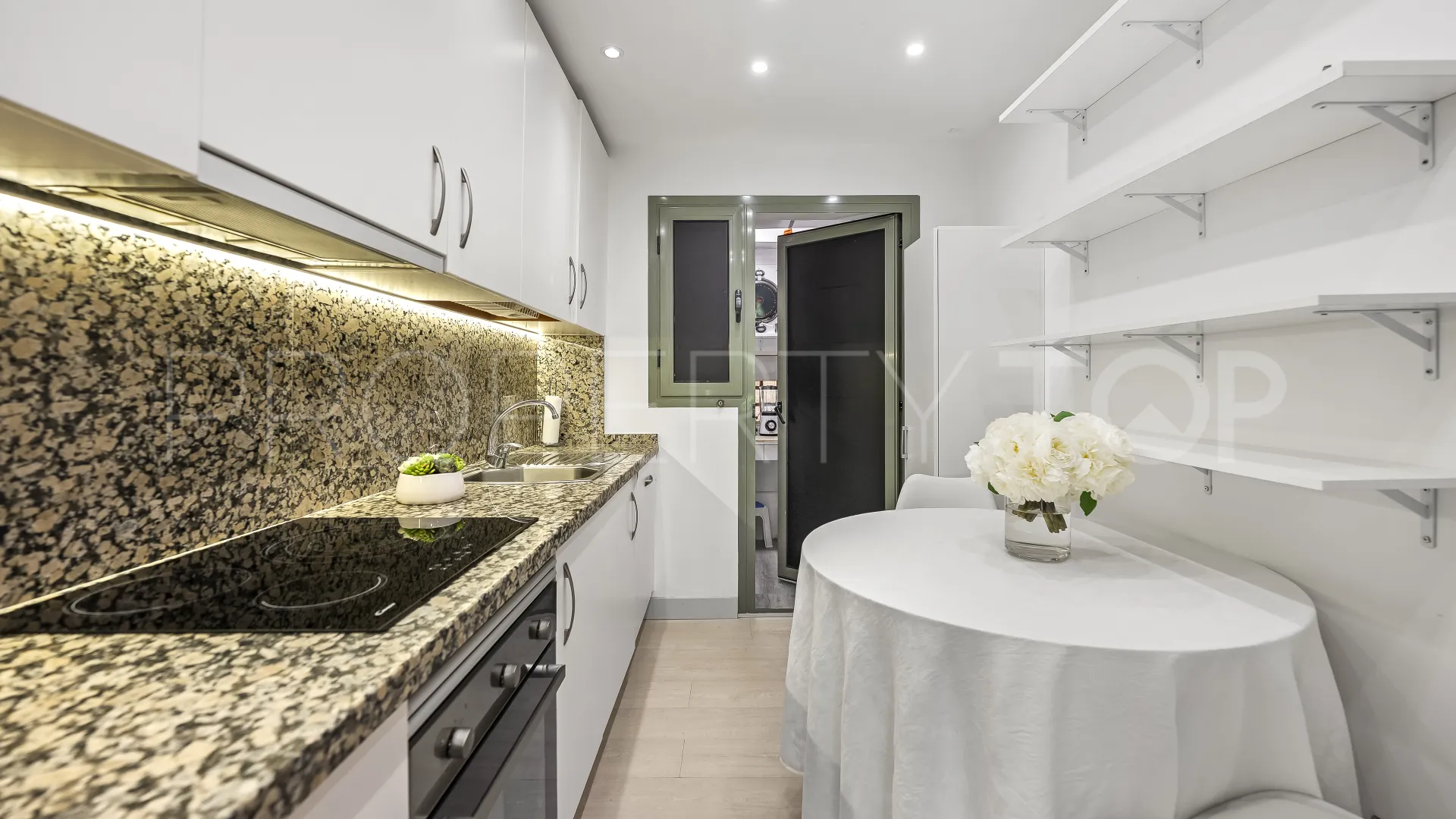 Ground floor apartment with 2 bedrooms for sale in Benatalaya