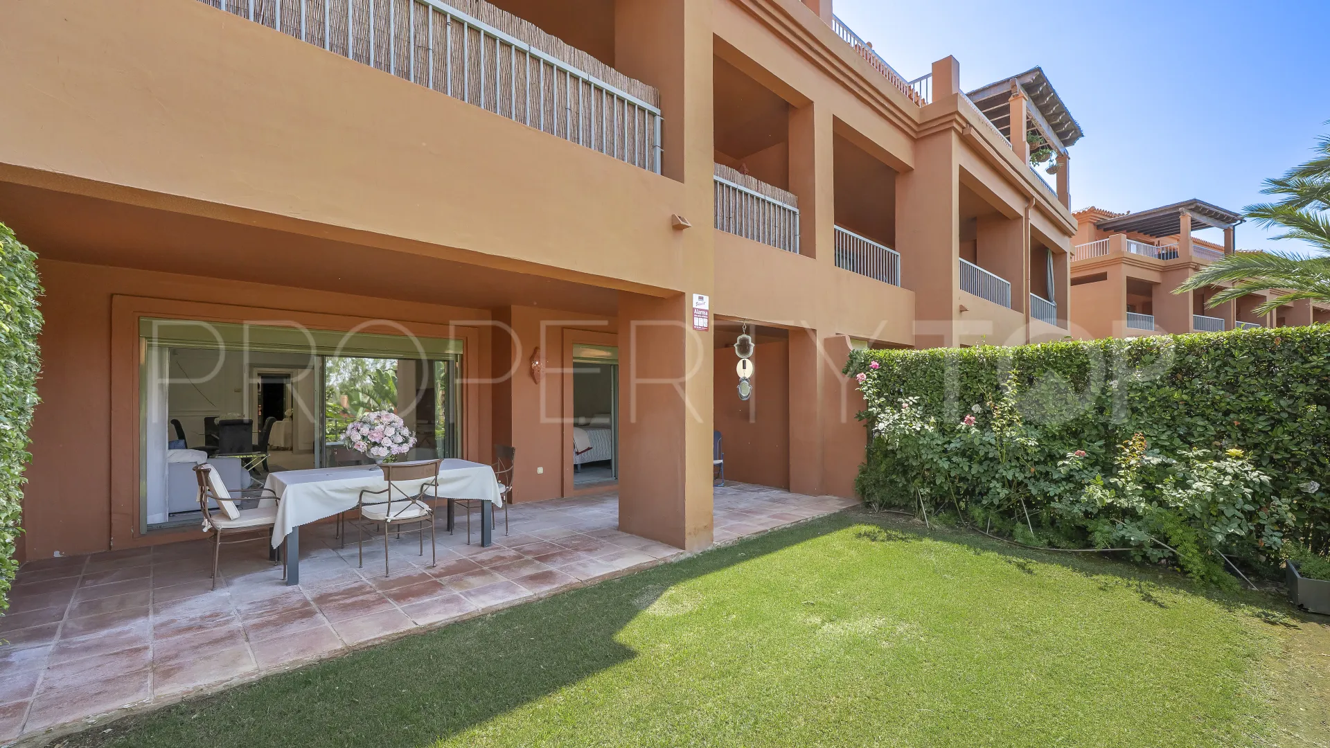 Ground floor apartment with 2 bedrooms for sale in Benatalaya