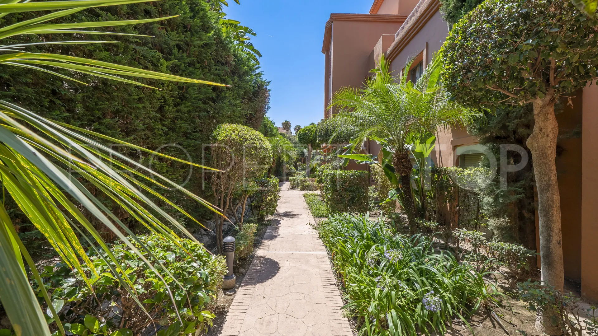 Ground floor apartment with 2 bedrooms for sale in Benatalaya