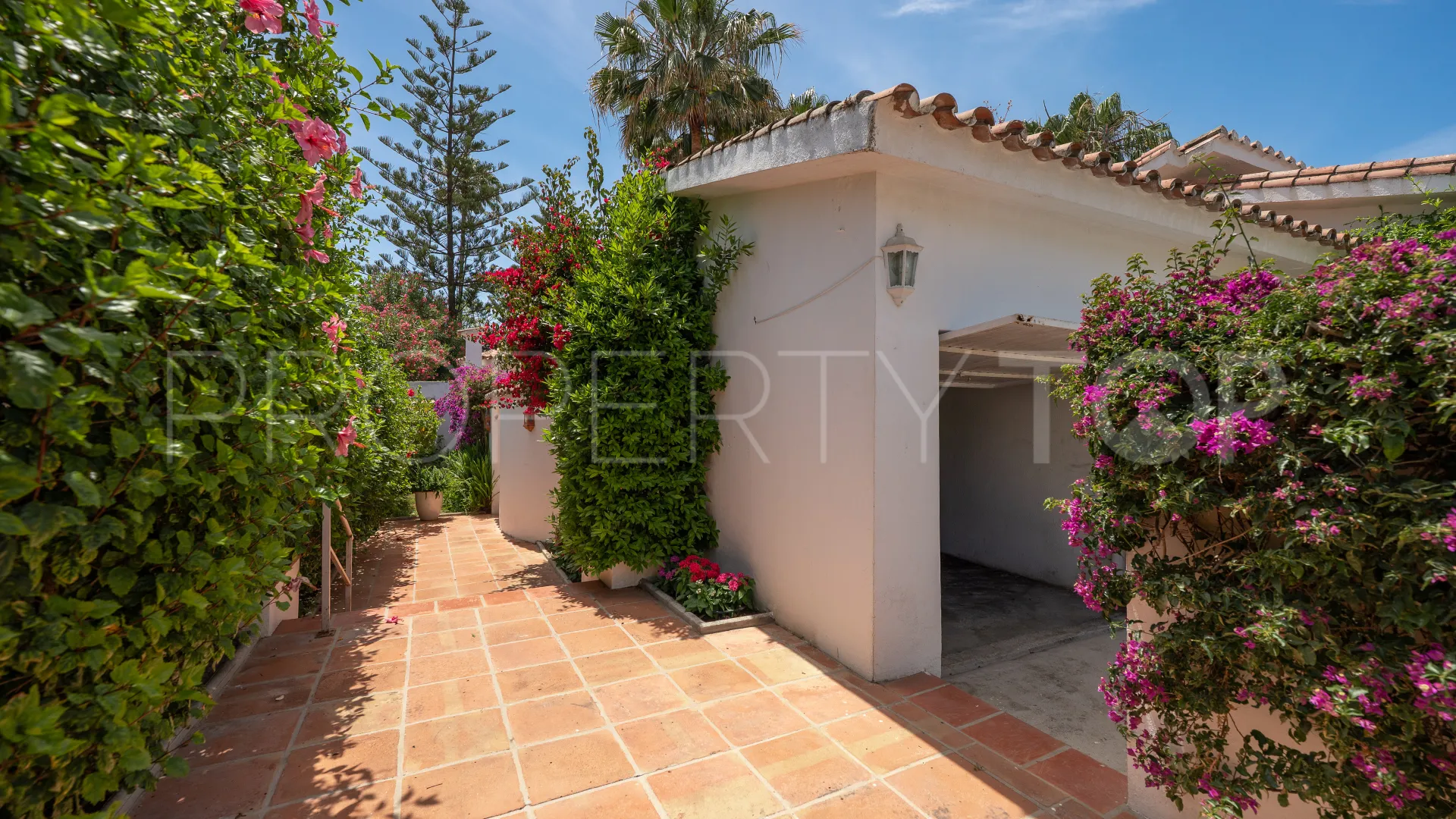 5 bedrooms villa for sale in San Pedro Playa