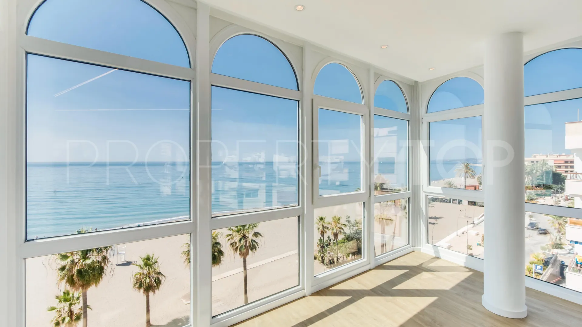 For sale apartment in Estepona
