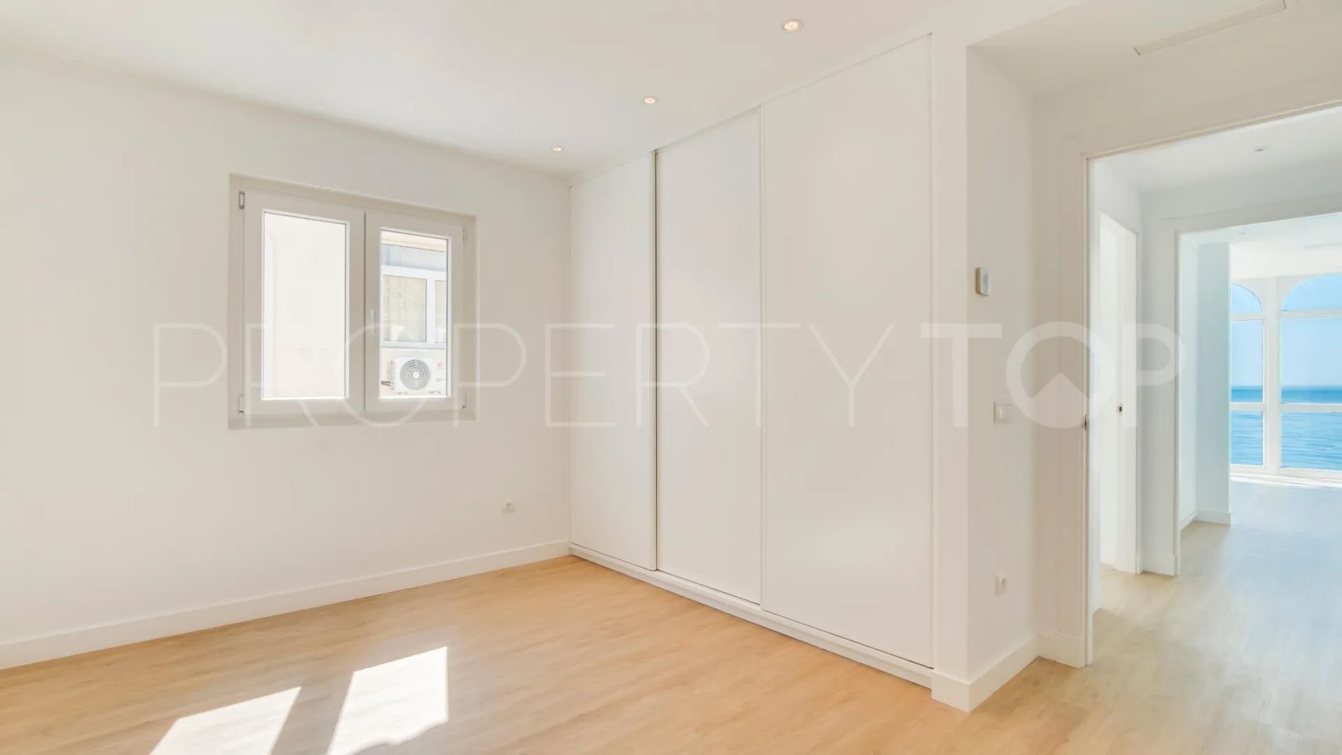 For sale apartment in Estepona