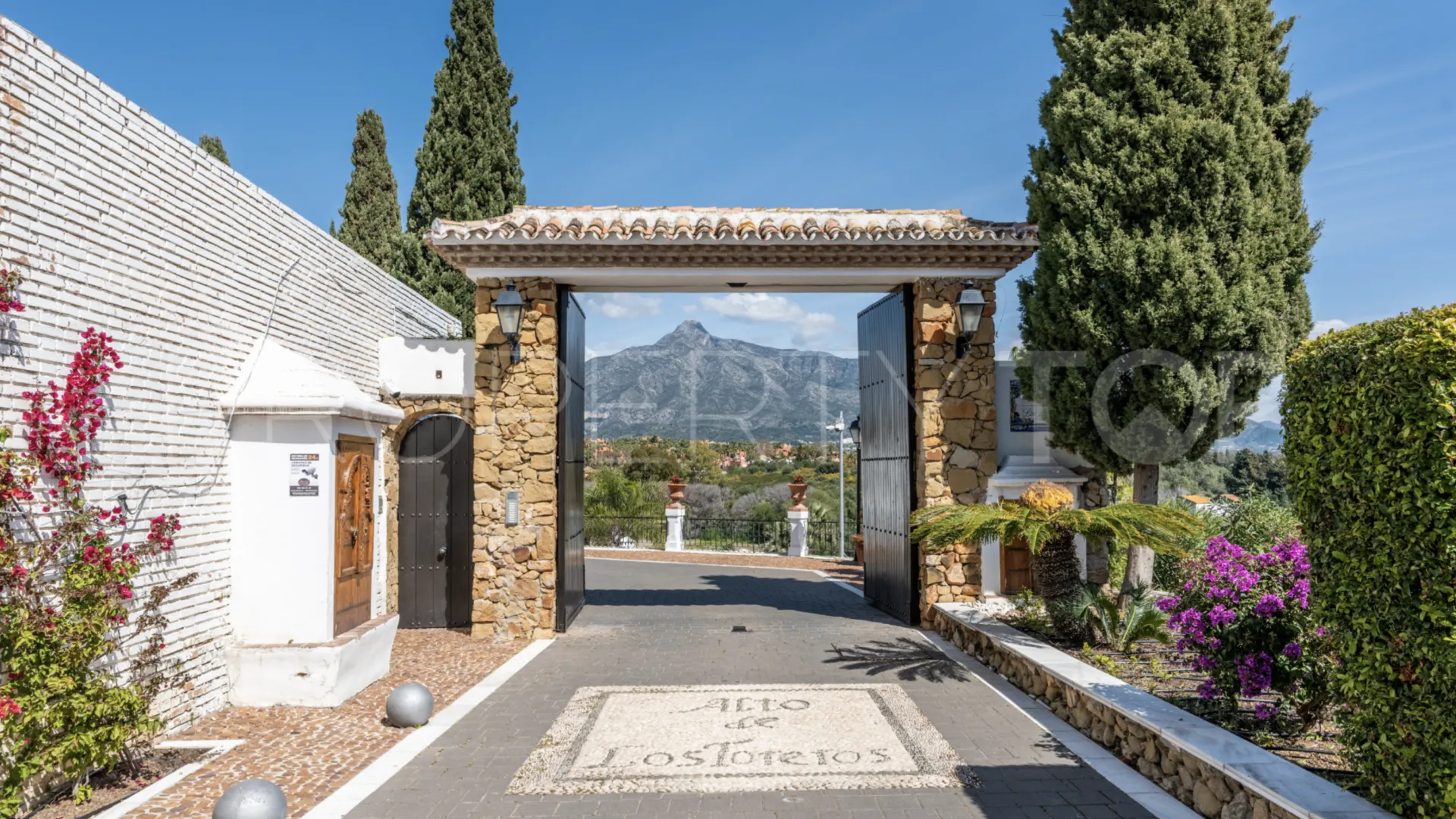 For sale Nueva Andalucia town house
