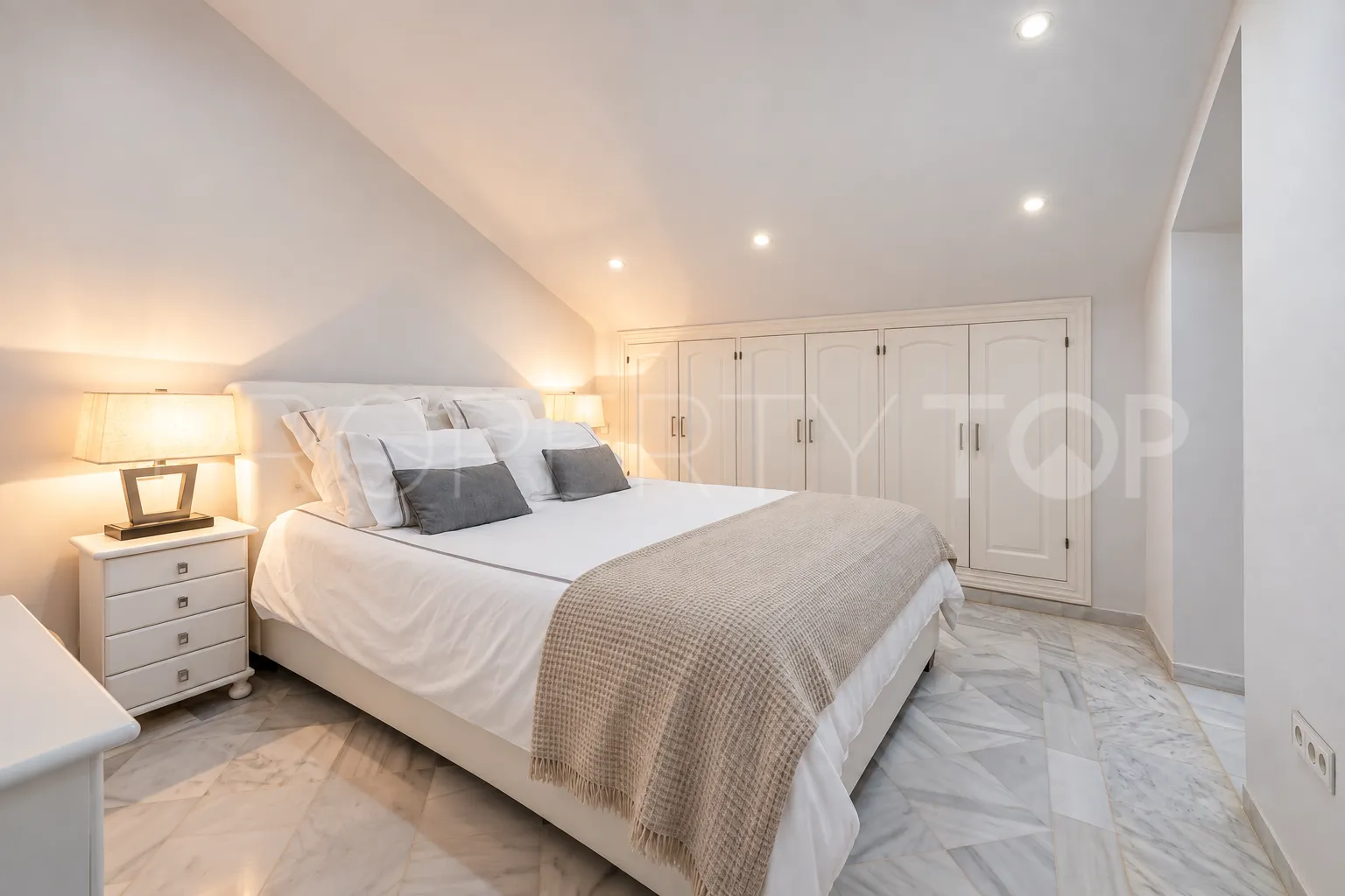 For sale Nueva Andalucia town house