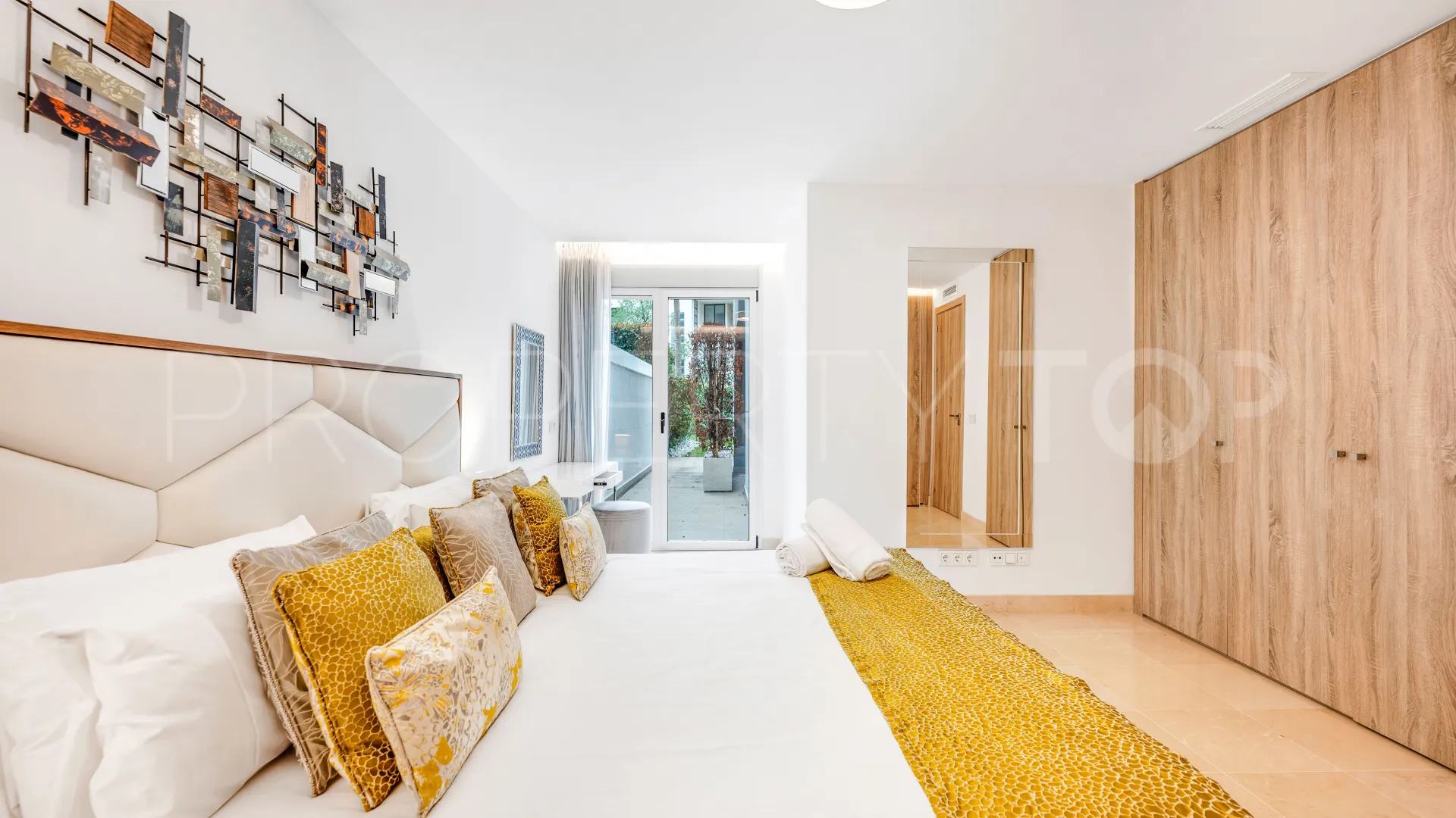 Apartamento planta baja en venta en Marbella - Puerto Banus de 3 dormitorios