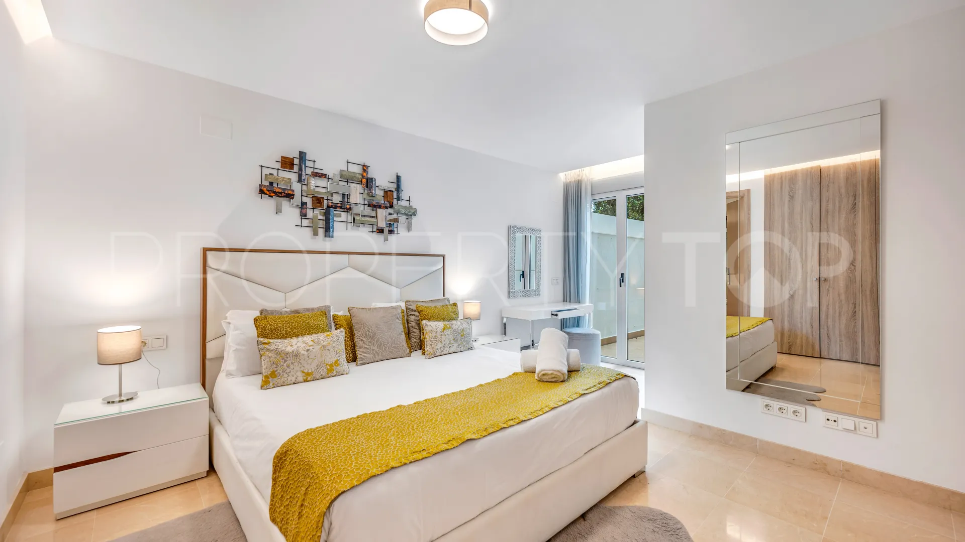 Apartamento planta baja en venta en Marbella - Puerto Banus de 3 dormitorios