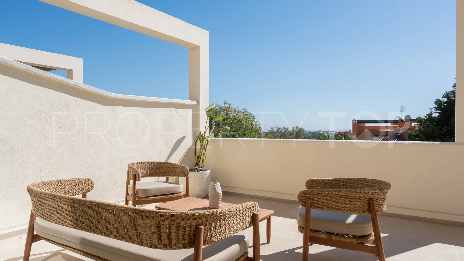 Apartamento de 3 dormitorios a la venta en Nueva Andalucia