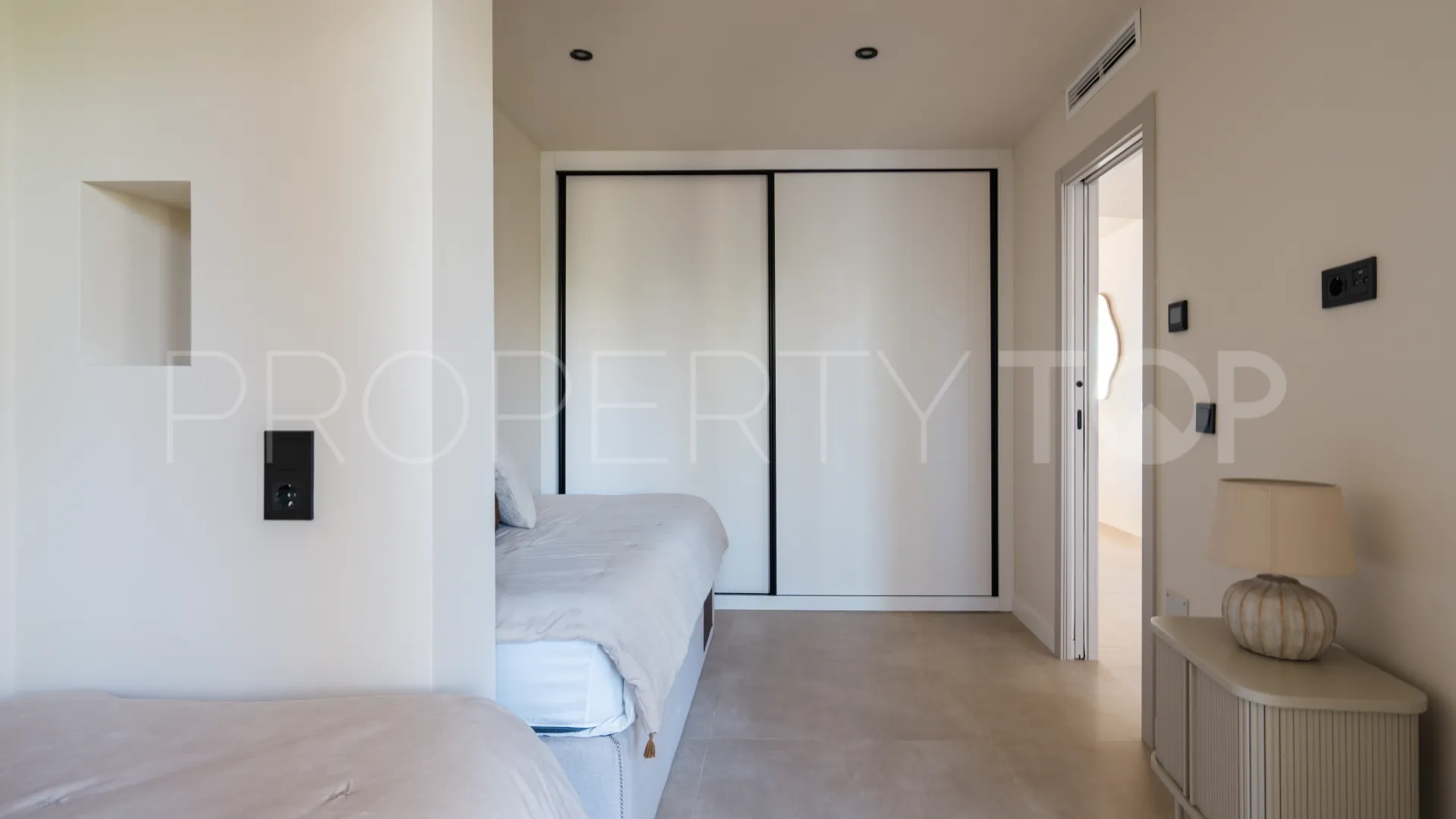 Apartamento de 3 dormitorios a la venta en Nueva Andalucia