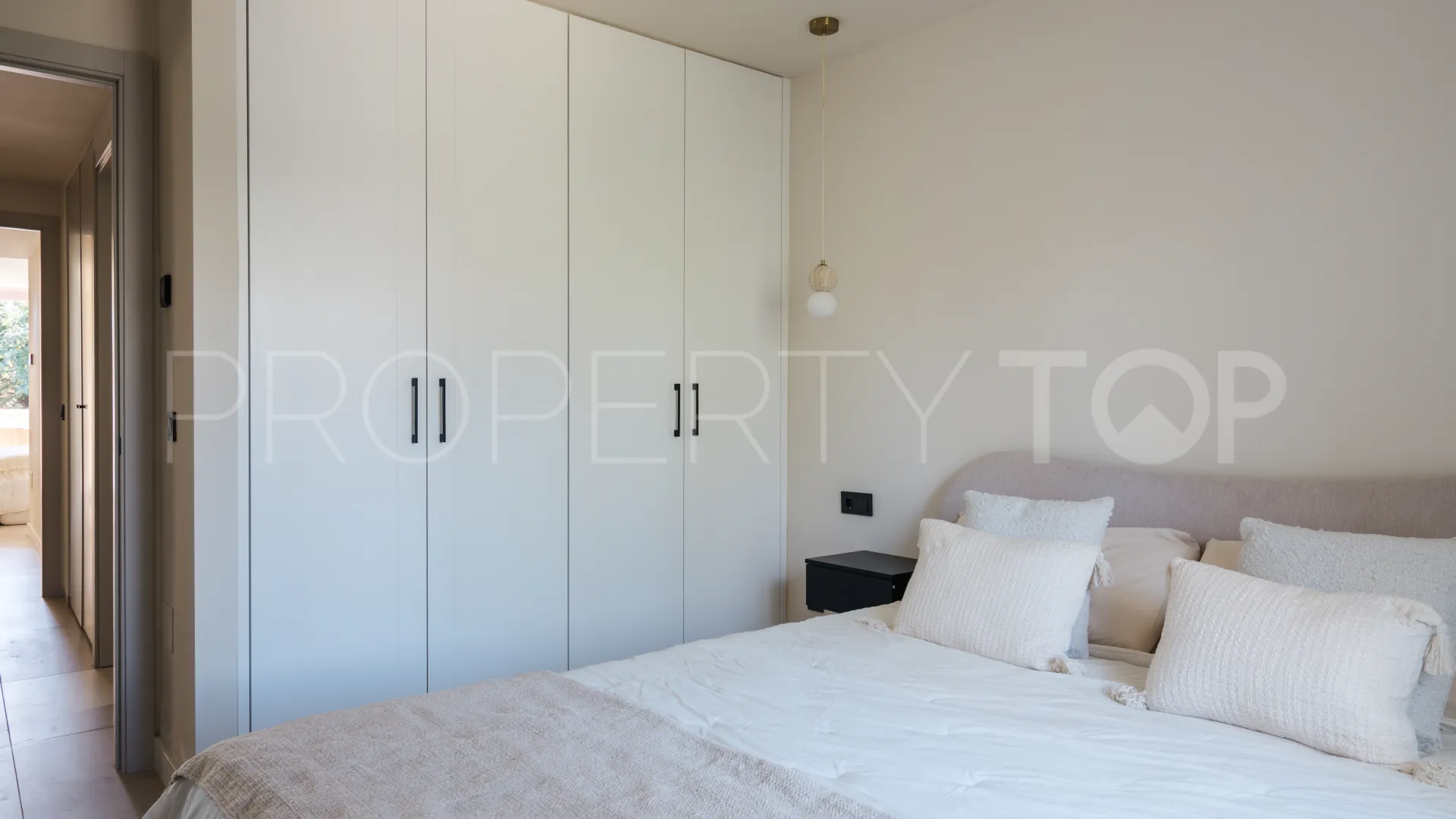 Apartamento de 3 dormitorios a la venta en Nueva Andalucia