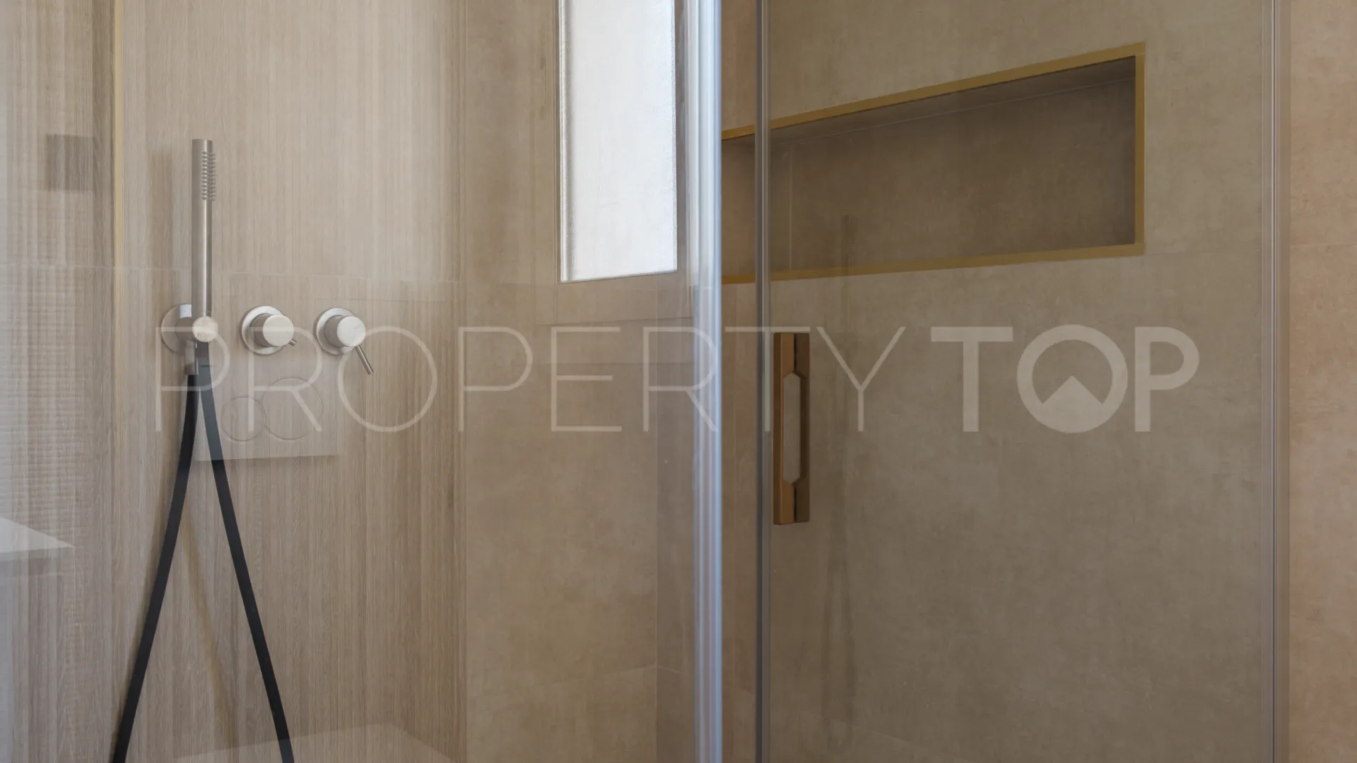 Apartamento de 3 dormitorios a la venta en Nueva Andalucia