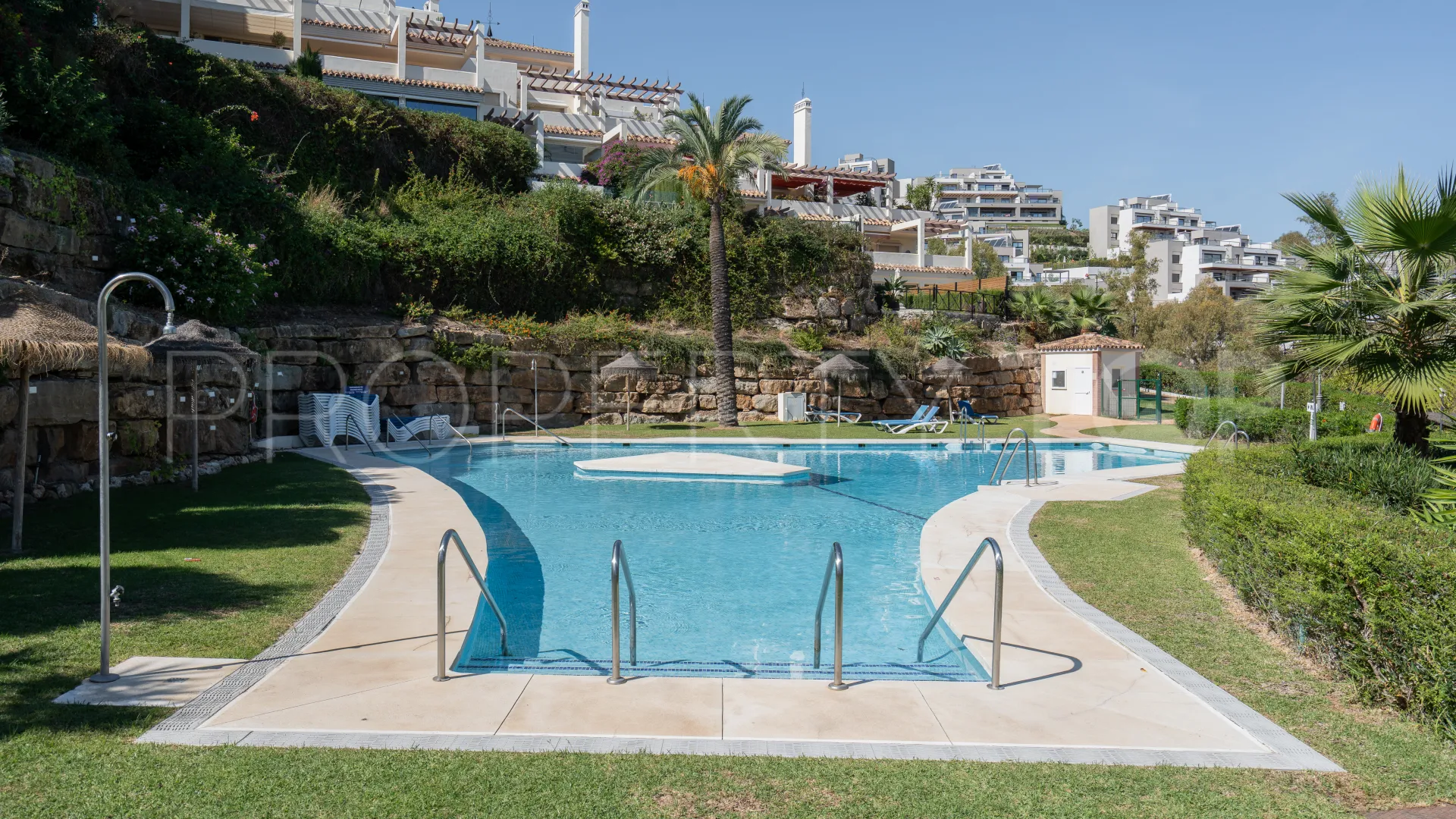 Apartamento de 3 dormitorios a la venta en Nueva Andalucia