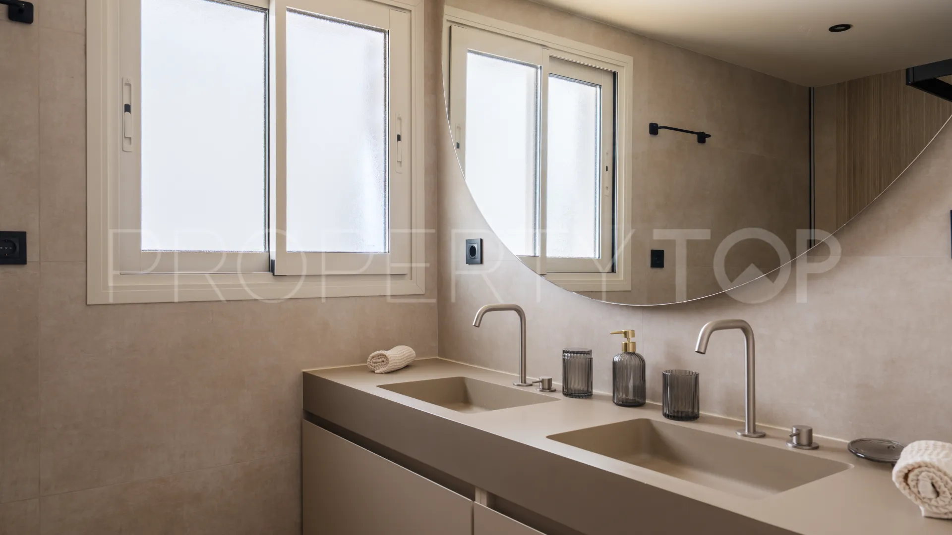 Apartamento de 3 dormitorios a la venta en Nueva Andalucia