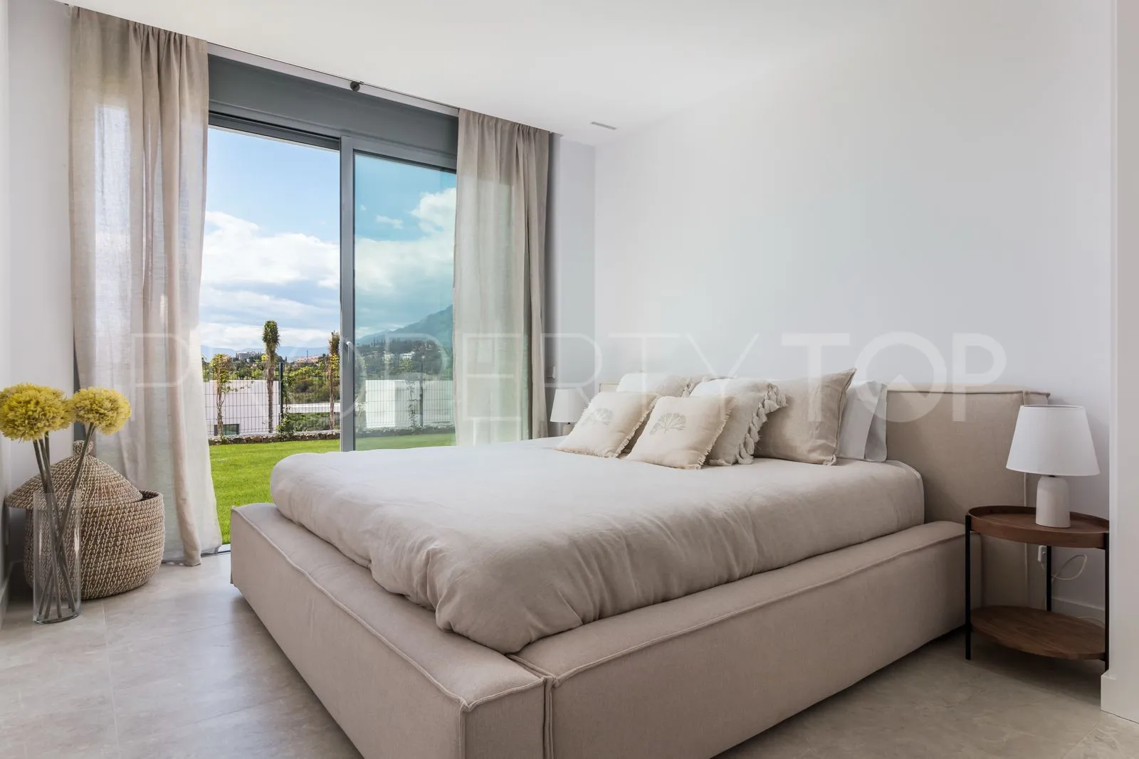 Se vende apartamento planta baja en Santa Clara con 3 dormitorios