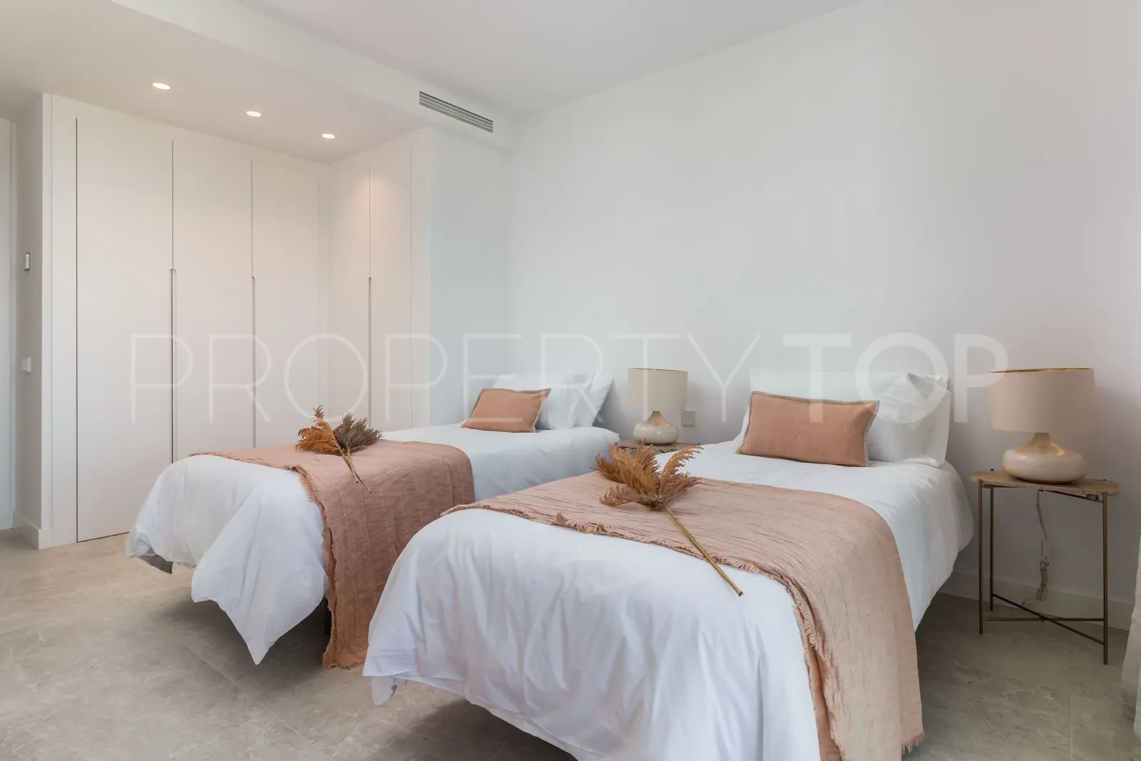 Se vende apartamento planta baja en Santa Clara con 3 dormitorios