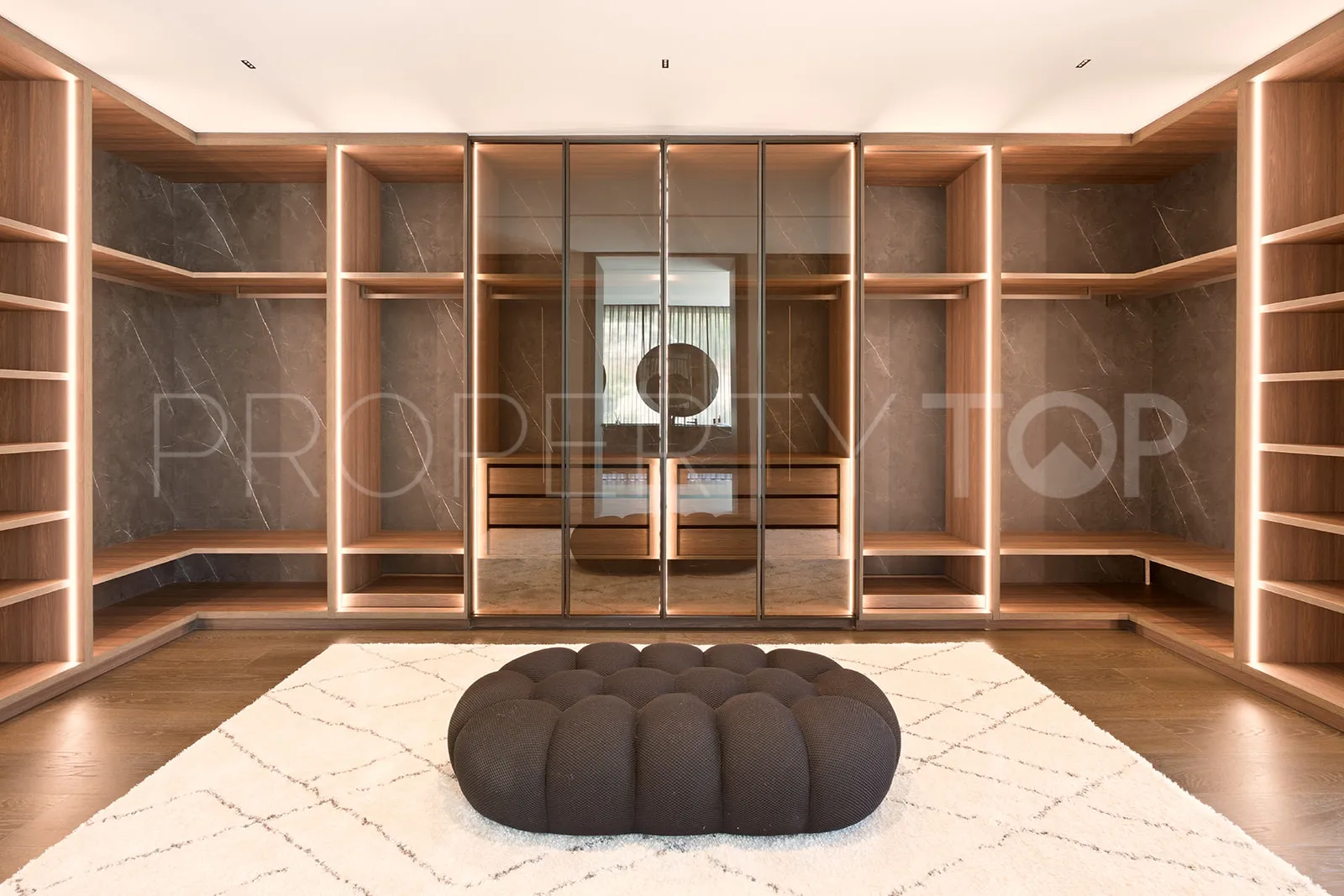 Casa de 9 dormitorios en venta en La Zagaleta