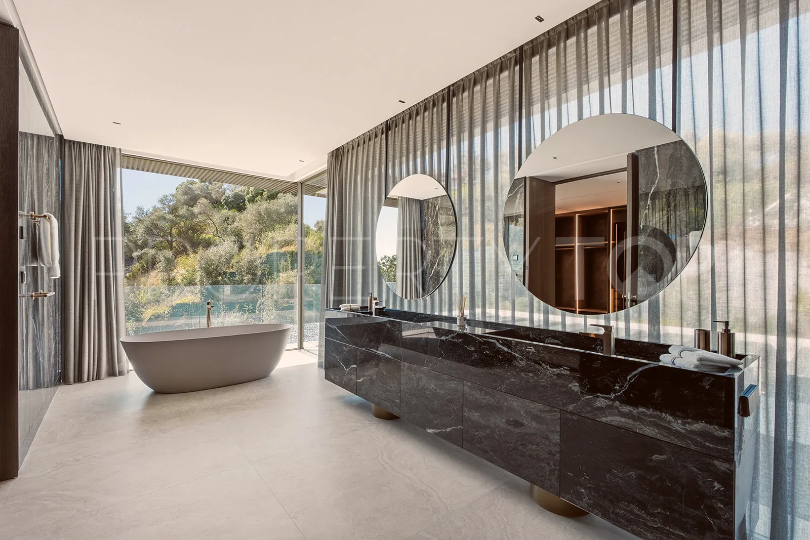 Casa de 9 dormitorios en venta en La Zagaleta