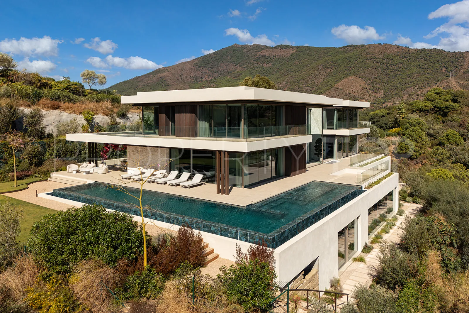 Casa de 9 dormitorios en venta en La Zagaleta