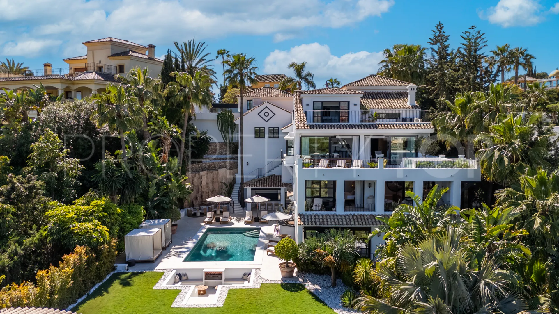 For sale villa with 6 bedrooms in Nueva Andalucia