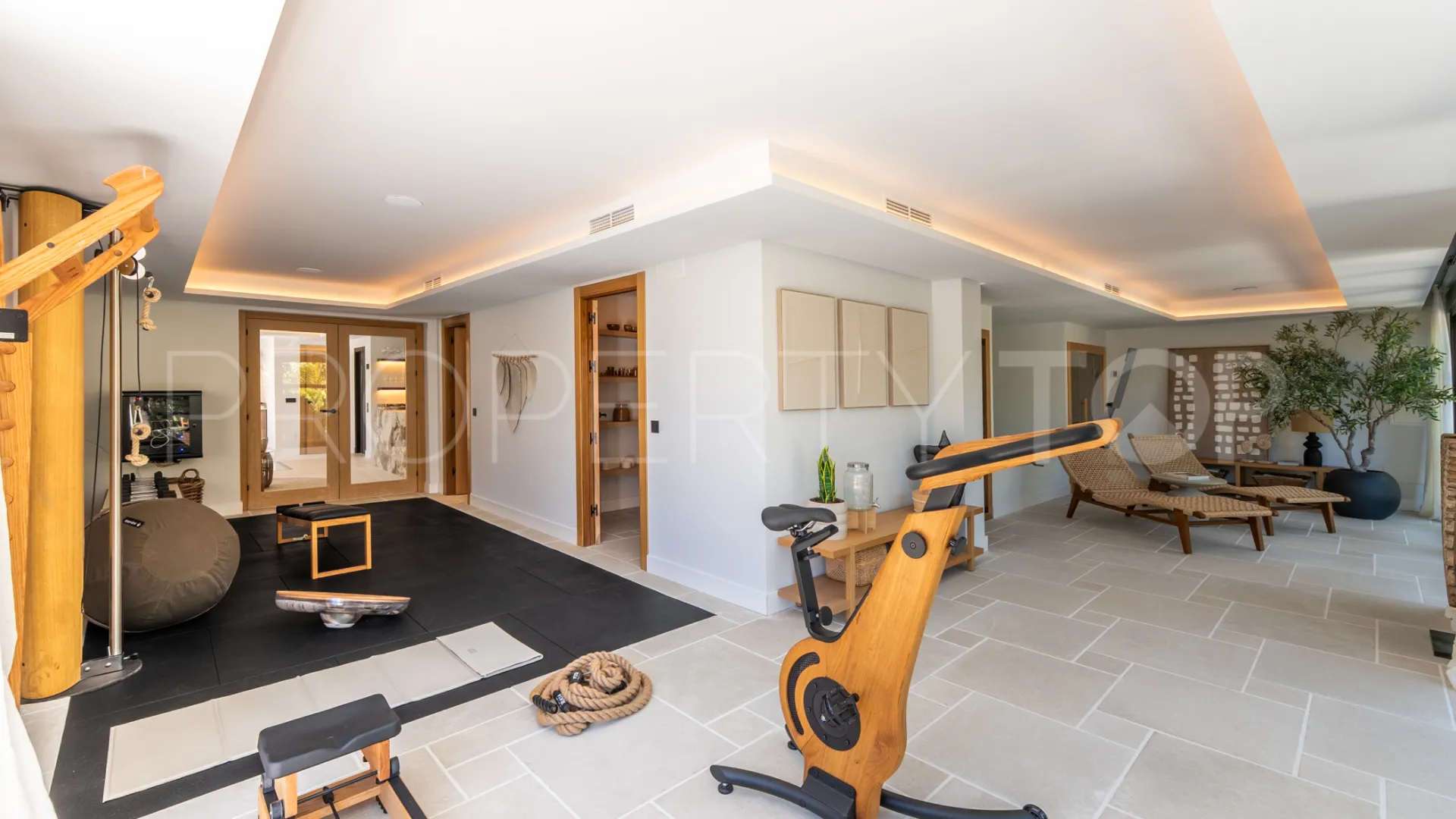 For sale villa with 6 bedrooms in Nueva Andalucia