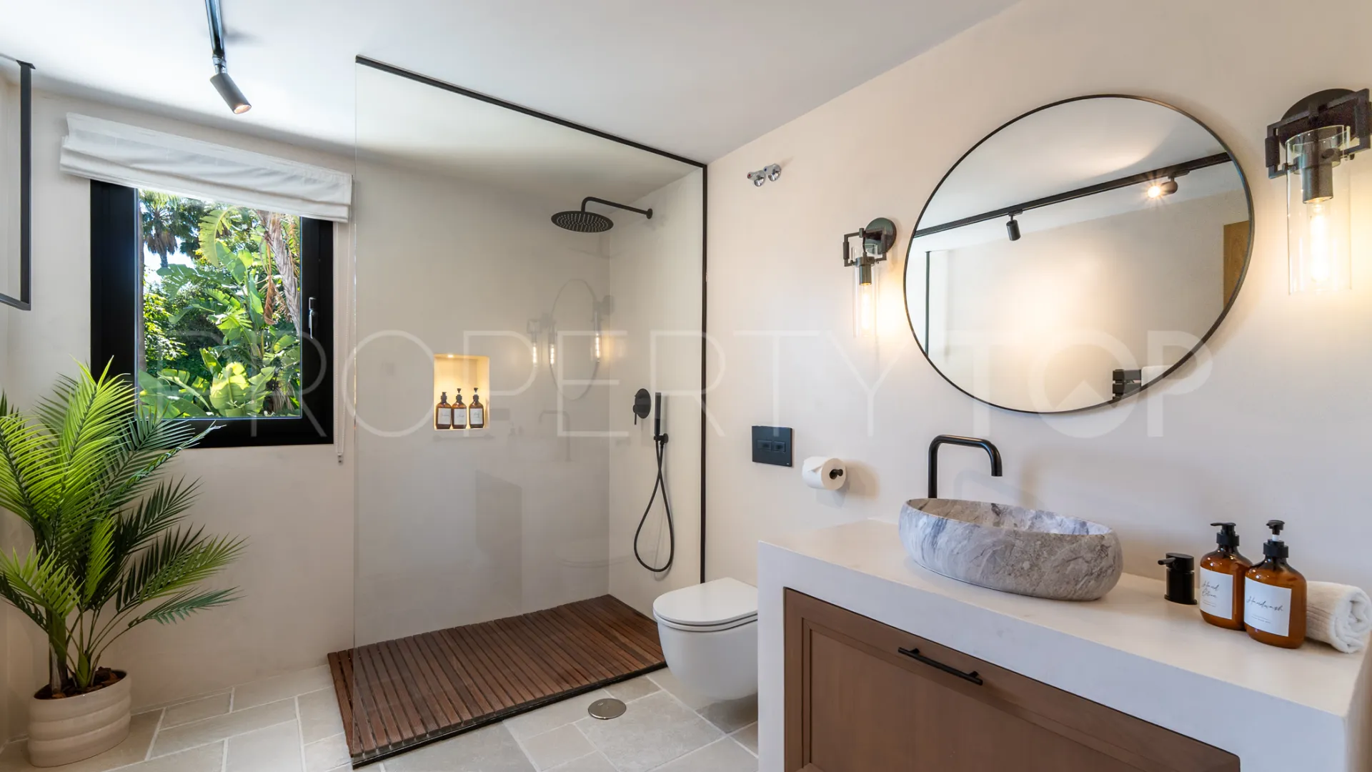 For sale villa with 6 bedrooms in Nueva Andalucia