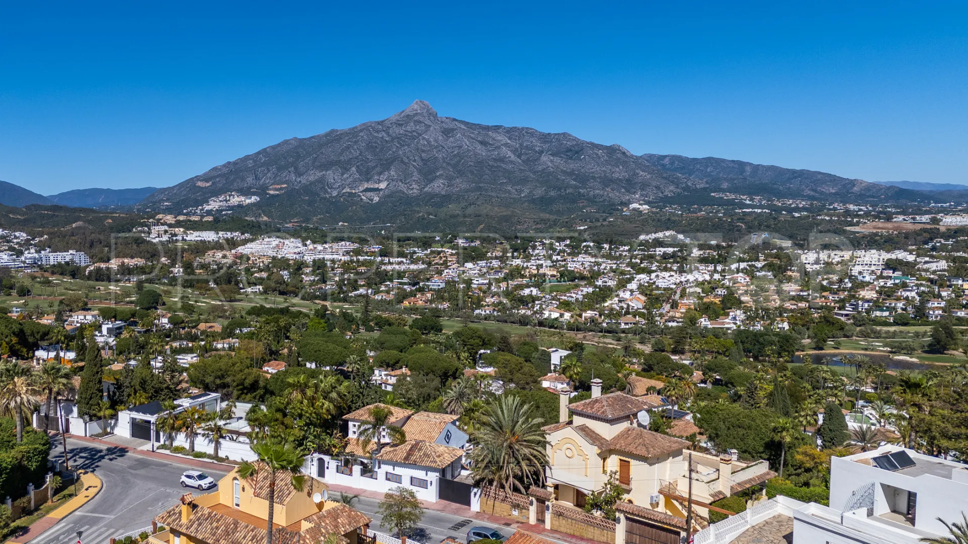 For sale villa with 6 bedrooms in Nueva Andalucia