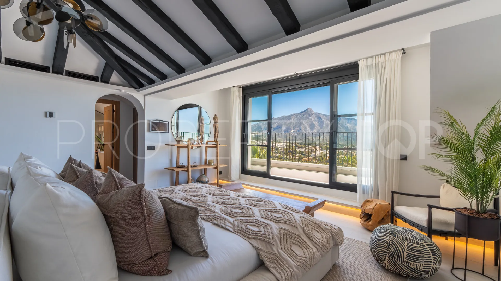 For sale villa with 6 bedrooms in Nueva Andalucia