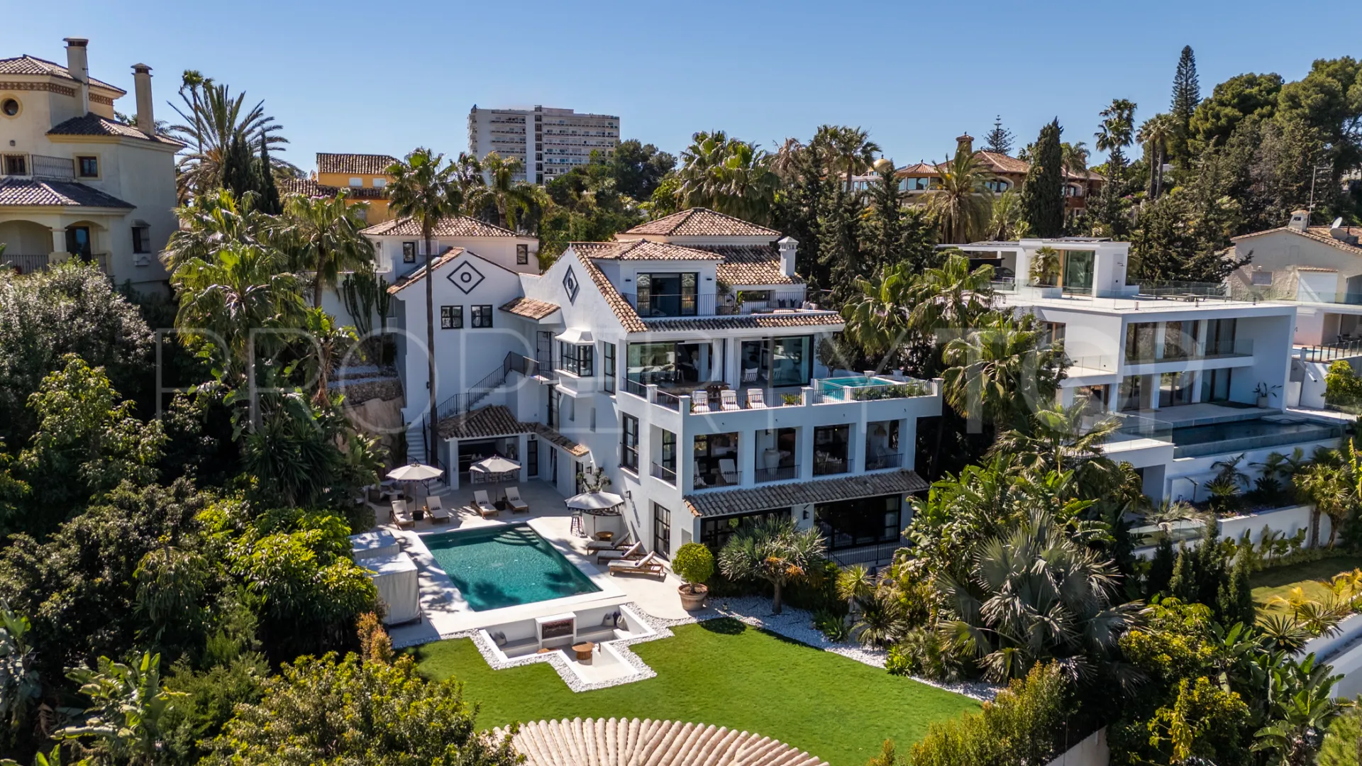 For sale villa with 6 bedrooms in Nueva Andalucia
