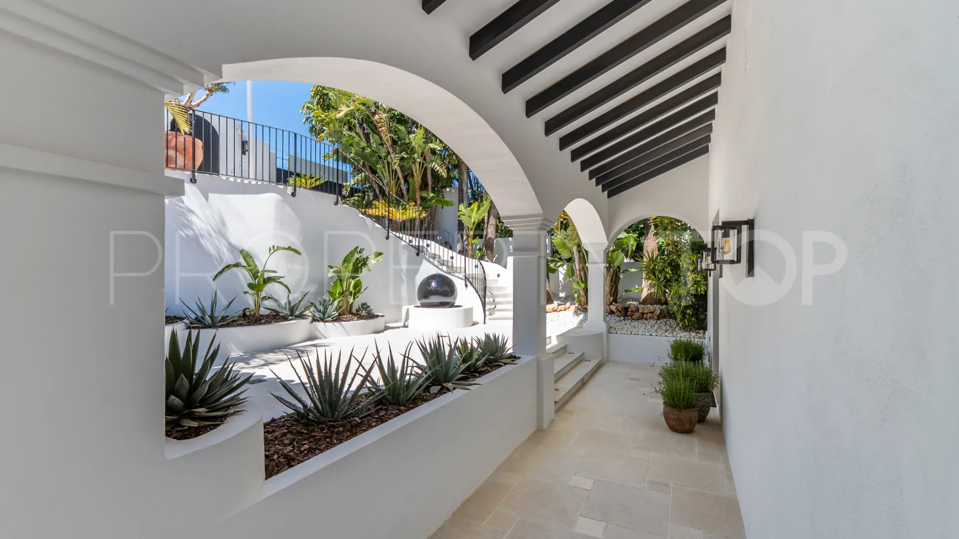 For sale villa with 6 bedrooms in Nueva Andalucia